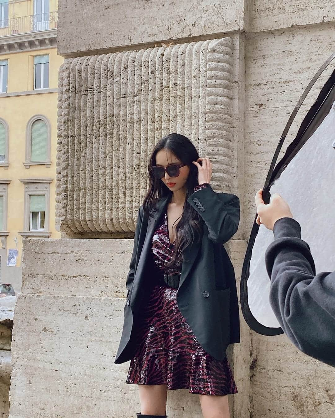 イ・ダヒさんのインスタグラム写真 - (イ・ダヒInstagram)「Love it.❣ #italy #roma #colosseum #grazia  Photo by. @sssoooookk ☺☺」11月29日 16時11分 - dahee0315