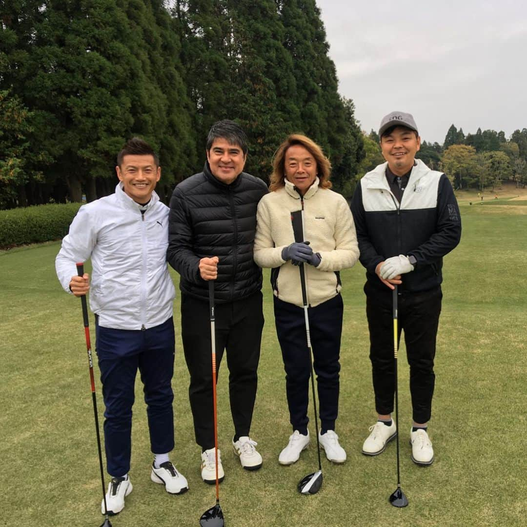 播戸竜二さんのインスタグラム写真 - (播戸竜二Instagram)「『レジェンドゴルフ⛳️🏌️‍♂️』 ・ 川淵三郎キャプテンのゴルフコンペに参加してきました！ ・ 永島昭浩さん、北澤豪さん、城彰二さんと一緒にラウンド⛳️ ・ サッカーの話もしながら、仲良くワイワイやりました！ ・ サッカー元日本代表という括りやったけど、ビックリしたのが川淵さんの先輩の90歳の山路さんが参加されていた事です！ ・ そんなレジェンドの人と交流できるゴルフは素晴らしいし、やっぱりサッカーは最高です⚽️ ・ 前日は中田浩二邸にお世話になり、夜は曽ケ端ともゴハンを食べながら、熱く語ってきました😁 ・ ・ #ゴルフ #KIN川淵カップ #レジェンド #ドラコン #ドラゴン #明日も行きます⛳️🏌️‍♂️」11月29日 16時11分 - ryuji_bando