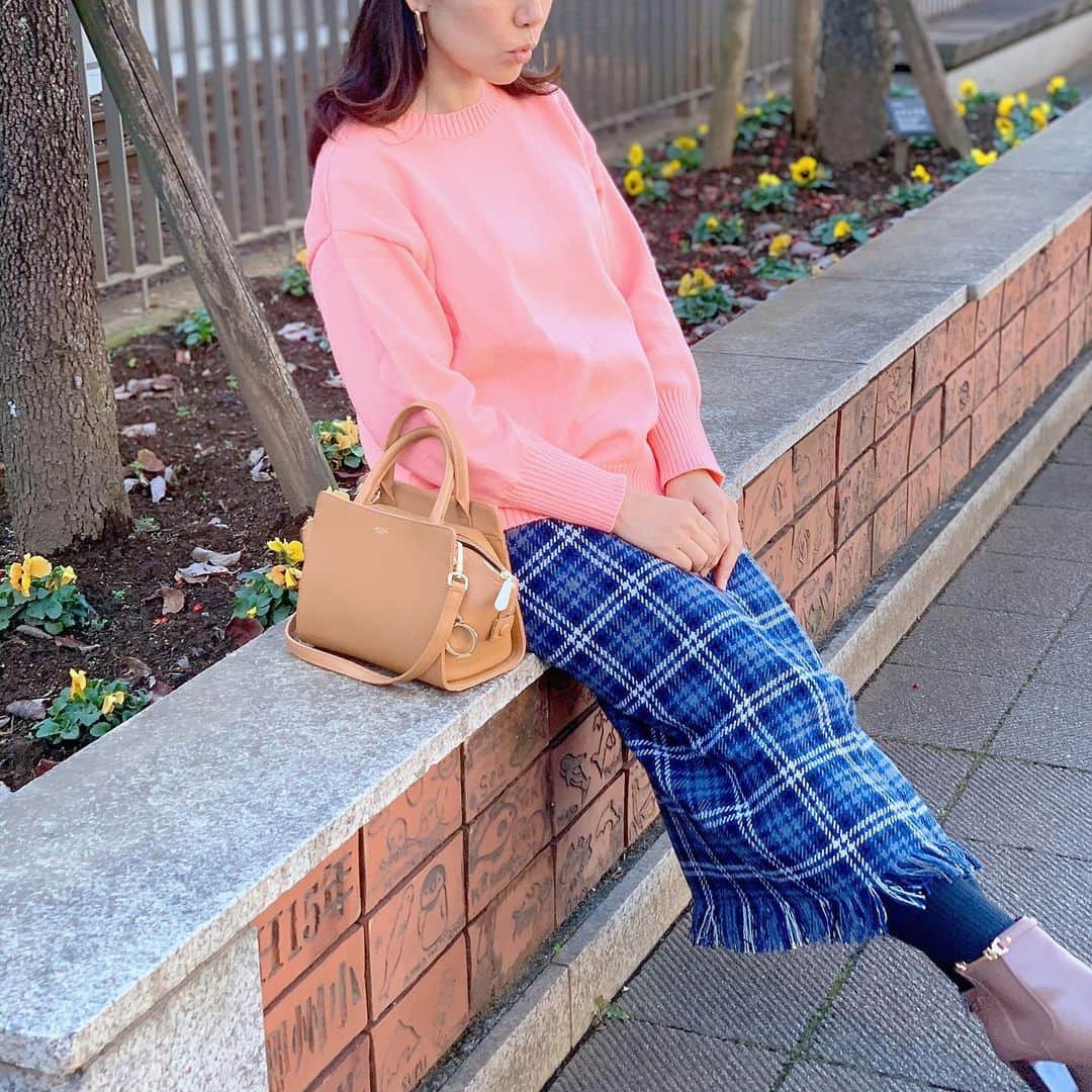 長嶺菜菜子のインスタグラム：「ね﻿ まだ🍁秋だよね﻿ ﻿ ﻿ 相当寒い🥶❄️っす💨﻿ ﻿ ﻿ Tops ... @u_dresser  Skirt ... @ua_greenlabel  Bag ... @mosselnewyork ﻿ ﻿ ★------------------------------------------------☆ ﻿ #沖縄人 #うちなんちゅ﻿ #秋コーデ  #ユナイテッドアローズグリーンレーベル  #udresser  #mosselnewyork」