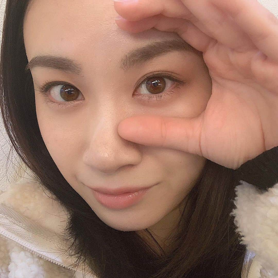 鈴木芳奈のインスタグラム：「久々に自撮り、しかもドアップの。 最近、目が凄く特徴ありますね、と言われることがおおく、 目は口ほどに物を言う、とよく言いますが、こんな目をつかって、言葉を超えた演技をしていきたいと思う今日この頃。 今日は久々に晴れたけど、晴れてもやっぱり寒い…11月ももうおわるねん  #目は口程にものを言う #謎ポーズ #目が茶色い #うまれつき」