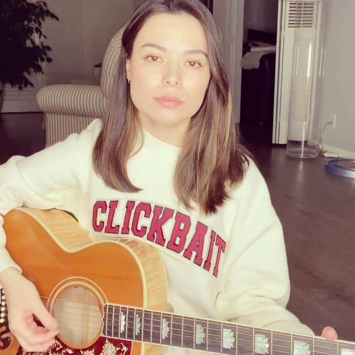 ミランダ・コスグローヴのインスタグラム：「Rainy day sad song Thanksgiving here in LA. Hope you all had a good one ❤️」