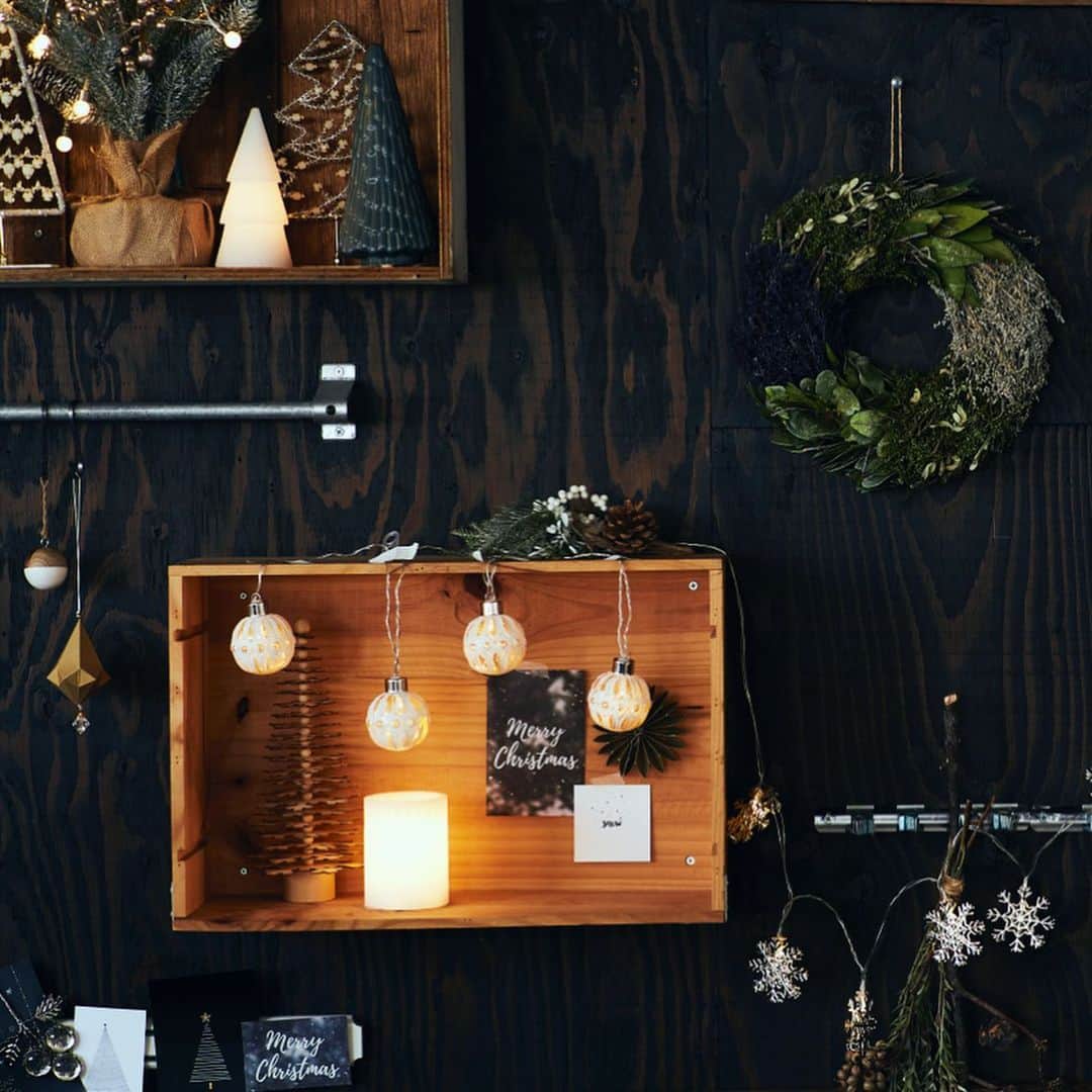 のインスタグラム：「. Decoration Ideas for enjoy Christmas_7 壁一面をクリスマスムードに  いよいよクリスマスが近づいてきたら、リースやガーランドライトを壁一面に飾って、クリスマスムードを高めましょう！ . 1年に1度の特別なクリスマスを美しく彩るアイデアとアイテムを、アクタス @actus_press ホームページにてご紹介しています。」