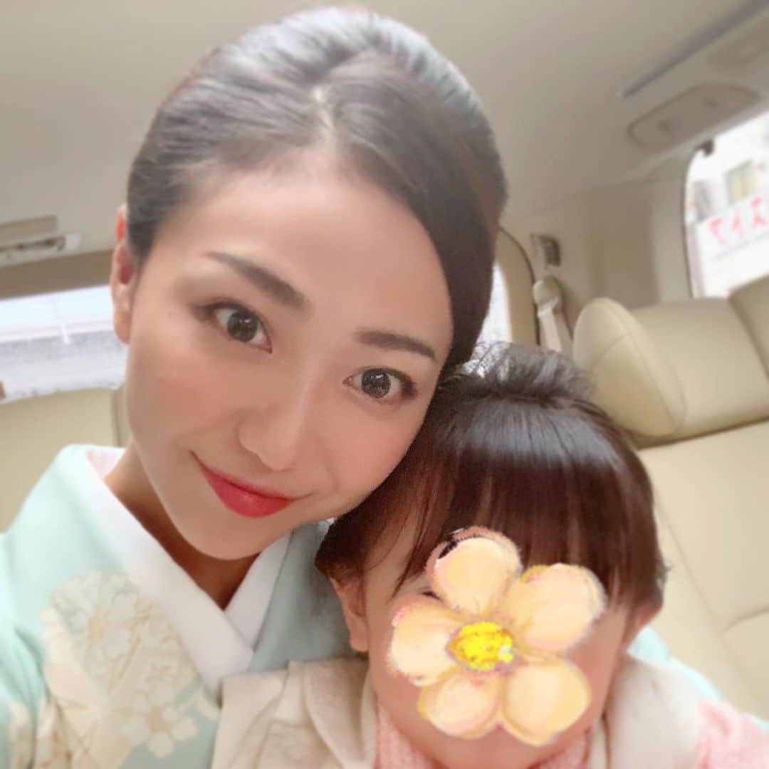 透水さらさのインスタグラム：「先日久しぶりにお着物を着ました👘﻿ ﻿ ﻿ 着物用の雨よけコートを実家に忘れてしまって大後悔でしたが汚れずに帰れる事ができました👘✨﻿ ﻿ #着物好き#着物  新しく誂えた帯だったので写真撮りたいと思ってましたが忘れてました🙄 #娘の写真は100枚くらい撮った」