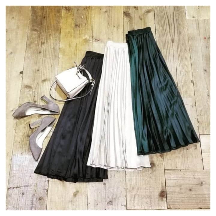 furryrate officialのインスタグラム：「【2019  AW collection】 ▶skirt #ストレッチサテンプリーツロングスカートスカート キャメル/ブラック/ベージュ/グリーン No.46643112 ¥8,690- . #furryrate #furry #ファーリーレート #ファーリー  #プリーツスカート #プリーツ #スカート #skirt #秋冬 #サテン #ロングスカート #シンプル #simple #fashion #longskirt #autumn #winter #autumnfashion #winterfashion　#collection」