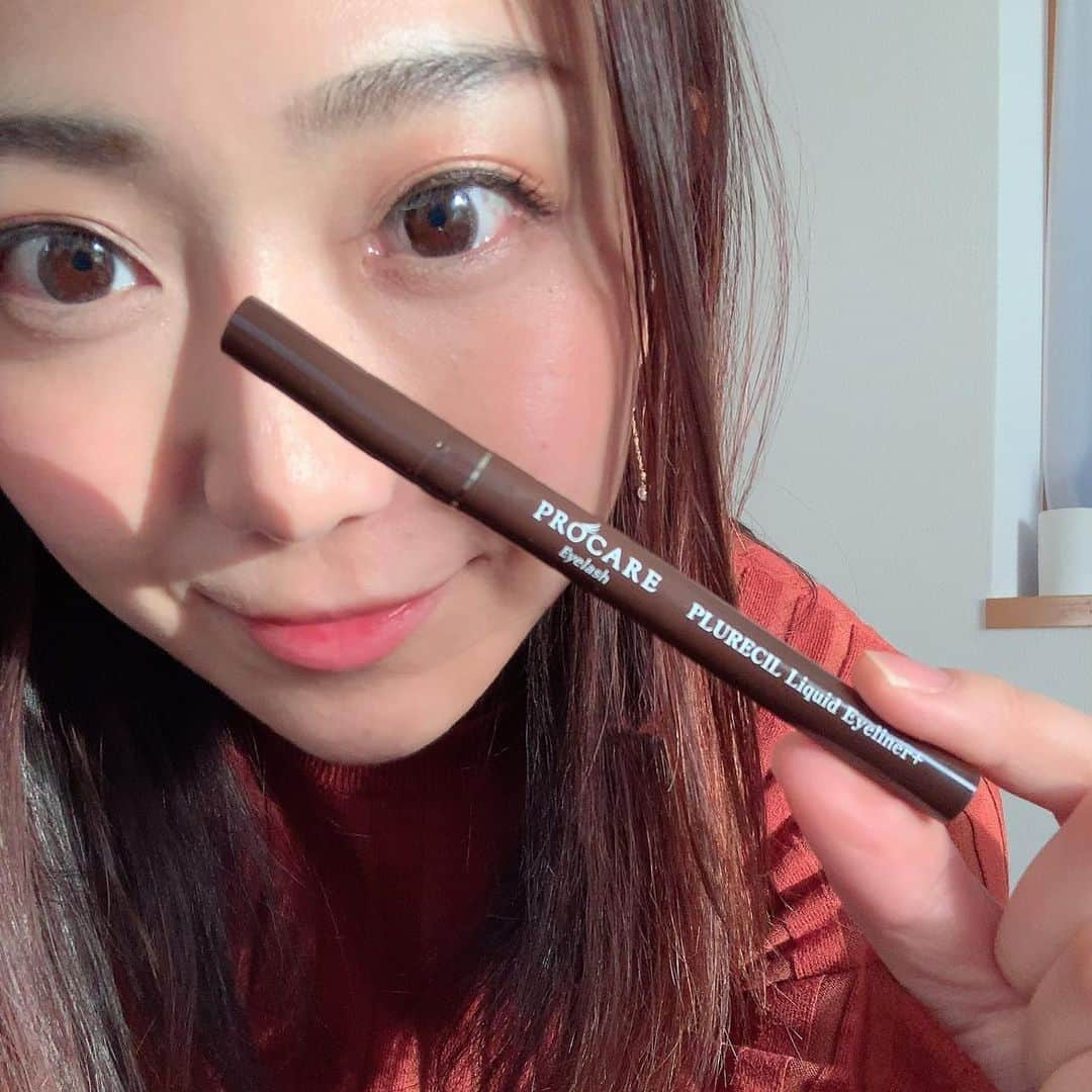 透水さらさのインスタグラム：「こちら、まつげケアもできちゃうアイライナー✨﻿ ﻿ まつ毛ケア、頑張ってるので本当にありがたいです😍﻿ そしてそして、お湯でオフ！！﻿ 描きやすいのでお気に入りです♪﻿ ﻿ 今日はブラウンを使用しました！ 秋冬の目元の乾燥も気になるので毎日使用してます♡﻿ ﻿ ﻿ ﻿ #PROCAREEyelash﻿ #プロケアアイラッシュ﻿ #PLURECIL﻿ #プルレシル﻿ #プロテオグリカン﻿ #リキッドアイライナープラス﻿ #アイライナー﻿ #リキッドアイライナー﻿ #お湯でオフ﻿ #マツエクOK #beauty」
