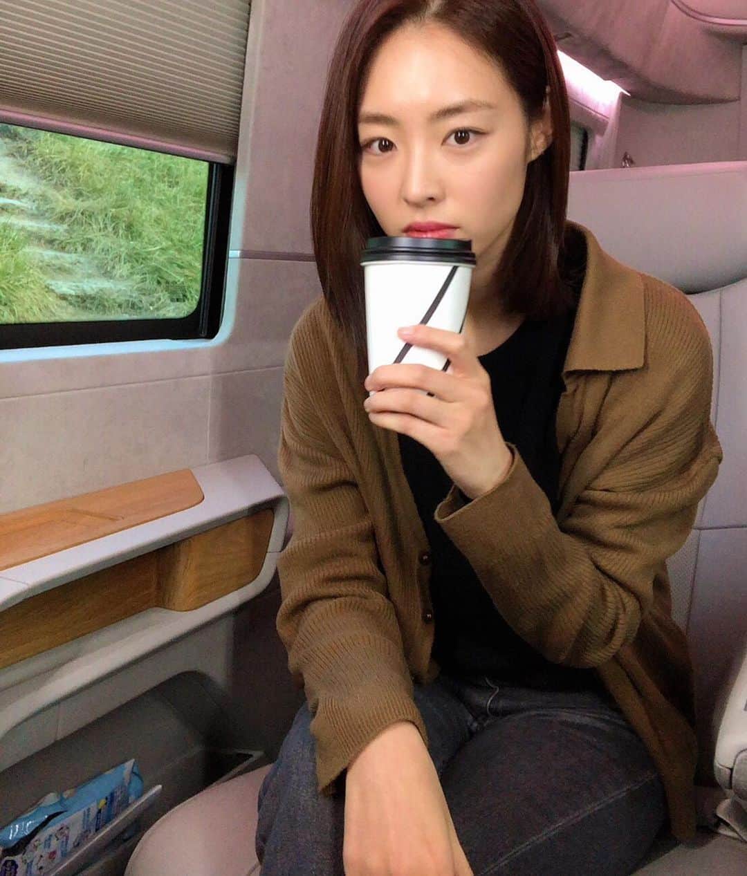 のインスタグラム：「오늘은 열일열일! 다시 드라마촬영장 도착! 정신 없는 와중에 넓어서 좋구 쉴수 있어 다행이다👍🤣 #무빙호텔#이연희」