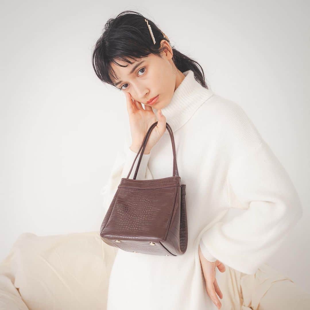 SMIRNASLI_officialのインスタグラム：「Cube Bag . 大人気のCube Bag！ 完売寸前の大人気アイテム❤︎ 結婚式などにも持てて 使い方いろいろ！ . . #smirnasli #サミールナスリ #bag #ミニバッグ #バッグ」