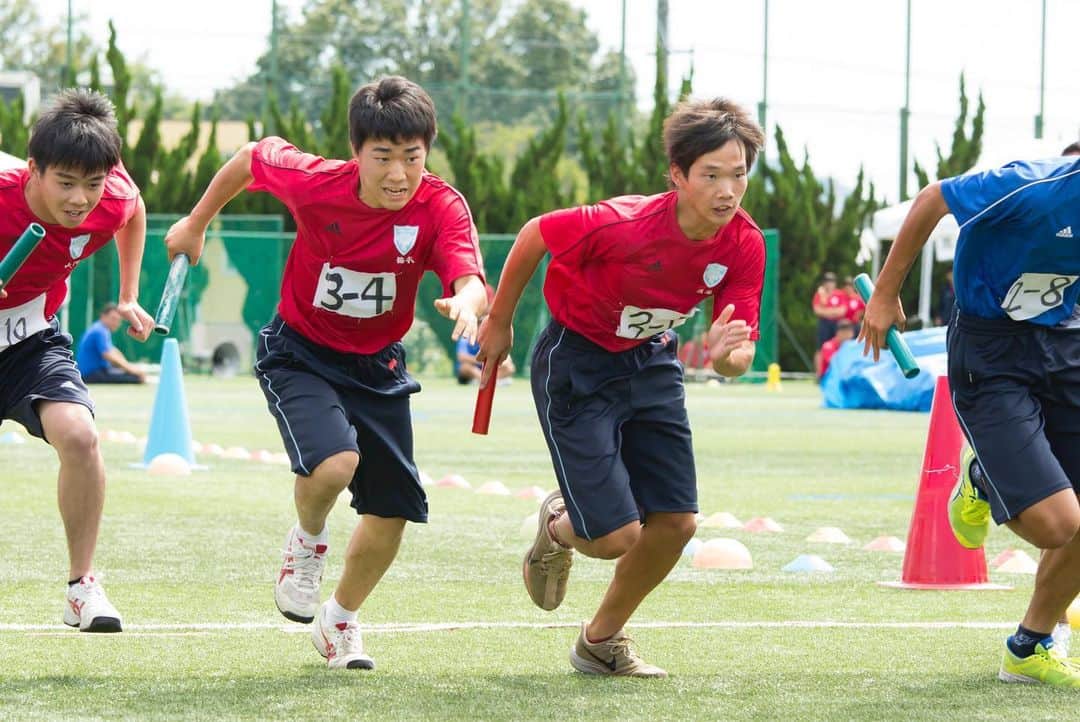 MATCH学園さんのインスタグラム写真 - (MATCH学園Instagram)「位置について、よーい、、 この一瞬ってとても長くて、静かに感じる。 . 次の人にバトンを渡す瞬間は、 自分とクラスの応援の全部を託す気持ちで！ 全力で走って汗をかいた後は、 ごくごく飲める微炭酸でがんばりを分かち合おう。 . . クラスマッチキャンペーンに参加してくれた東海大学付属大阪仰星高等学校の体育祭の模様をお届け！ 次に紹介されるのはあなたの学校かも！？ . . #ビタミン炭酸MATCH #クラスマッチ #MATCH学園 #東海大学付属大阪仰星高等学校 #星河祭 #体育祭 #クラスTシャツ #クラT #青春 #応援 #絆 #部活 #仲間」11月29日 16時52分 - vitamin_match_official