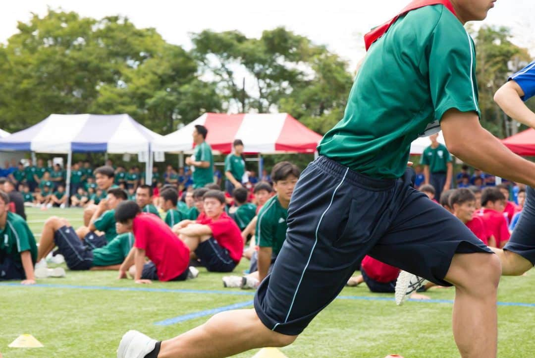 MATCH学園さんのインスタグラム写真 - (MATCH学園Instagram)「位置について、よーい、、 この一瞬ってとても長くて、静かに感じる。 . 次の人にバトンを渡す瞬間は、 自分とクラスの応援の全部を託す気持ちで！ 全力で走って汗をかいた後は、 ごくごく飲める微炭酸でがんばりを分かち合おう。 . . クラスマッチキャンペーンに参加してくれた東海大学付属大阪仰星高等学校の体育祭の模様をお届け！ 次に紹介されるのはあなたの学校かも！？ . . #ビタミン炭酸MATCH #クラスマッチ #MATCH学園 #東海大学付属大阪仰星高等学校 #星河祭 #体育祭 #クラスTシャツ #クラT #青春 #応援 #絆 #部活 #仲間」11月29日 16時52分 - vitamin_match_official