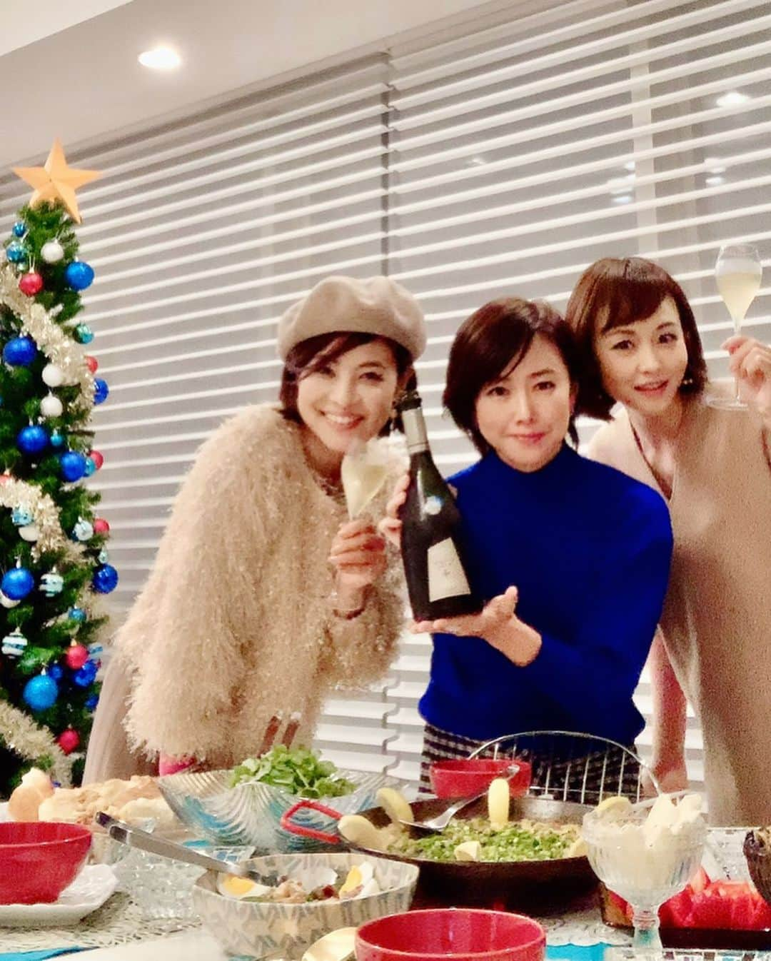 吉田玲奈さんのインスタグラム写真 - (吉田玲奈Instagram)「昨夜は静佳ちゃん家で美味しい手作り料理を頂き、愛子ちゃんの結婚祝いも兼ねてホムパ♡ 大きくなったイケメンの息子くんとカードゲームデート❤️都道府県の漢字を合わせていくという頭が良くなるカードゲームで楽しかった〜♫（もうプラレールは卒業したのね？）相変わらず美味しい レストラン顔負けのお料理と美味しいシャンパン🍾🥂で楽しい時間を過ごすことが出来ました♡それぞれの環境に関係なく楽しい会話で癒され、たくさん笑った夜でした🌙ありがとうー♪😊 #中島静佳 ちゃん #石山愛子 ちゃん #セントフォース所属  #フリーアナウンサー #シャンパン好き #鰻のパエリア #ヤムウンセン #鶏肉照り焼きサラダ #シャンパン #泡が細かい #シャンパングラス #バレリーナ #クチポール #テーブルコーディネート #お料理教室 #静佳ちゃん手料理 #生徒でした #安定の美味しさ #関西弁女子 #ご馳走さまでした  #またね😊」11月29日 16時44分 - reina.yoshida.ciel.1218