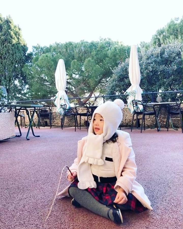 廣瀬規子のインスタグラム：「お仕事ではありますが、娘を同伴させてモナコに来ています。 約5年振り⁈のモナコ。 パレスの目の前の大好きなレストラン　@castelroc.mc にて昼食を食べた後、 娘が胡座をかいて座り出し、 私を前に座らせ、何やら話し始めました。 ・ 娘👧「社長がね、社長がね、怖いの」  私👩‍🦰「まぁ、社長は大体怖いね」  娘👧「海のね、底にね、おさなかさん（娘語彙で魚🐠のこと）いるの、社長がね、食べるの」  私👩‍🦰「そーなんだ、そーなんだ」  娘👧「社長がね、社長がね、ダイナソー食べるの」  私👩‍🦰「😳ダイナソー食べるの❓随分強い社長だね」 ・ よかったら、音声付きで、聞いてください😅😂 ・ #モナコ #キャステルロック #パレス前にある老舗レストラン #3歳 #娘 #3歳になった途端エネルギーレベルが半端ない #元々パワフルがより強くなり #マミィふらふら🤪 #しかしお話が面白いこと #それにしても #この子は木の枝を持ちながら #親を前に座らせ #何かを語り出す辺り #生まれながらにして仕切りたがりなのだろうか #なるべく長所になるようにしてやりたいけれど #一抹の不安が😅 #社長 #社長ブーム #ダイナソー #ダイナソーブーム #大体いつくらいに #おさなかから #お魚に変わりますか #おさなかの前は #おたなかさんでした #徐々に進化しております #機内で頑張ってかいたインスタの記事が #エラーになったまま #アップされずに消えてしまった #かかかかなしい🥺😭」