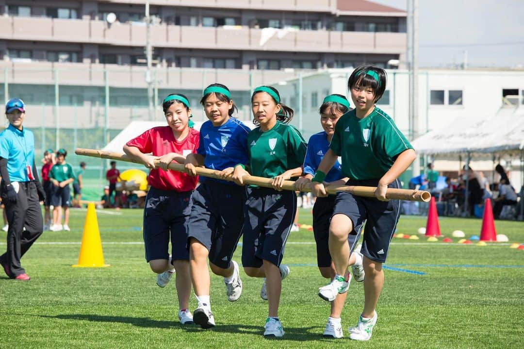 MATCH学園さんのインスタグラム写真 - (MATCH学園Instagram)「ちょっとくじけそうになっても、 仲間がいるからがんばれる！ . ひとりじゃなくてチームで汗を流すって気持ちいい。 がんばった後はマッチで乾杯！ . . クラスマッチキャンペーンに参加してくれた東海大学付属大阪仰星高等学校の体育祭の模様をお届け！ 次に紹介されるのはあなたの学校かも！？ . . #ビタミン炭酸MATCH #クラスマッチ #MATCH学園 #東海大学付属大阪仰星高等学校 #星河祭 #体育祭 #クラスTシャツ #クラT #青春 #応援 #絆 #部活 #仲間」11月29日 16時50分 - vitamin_match_official