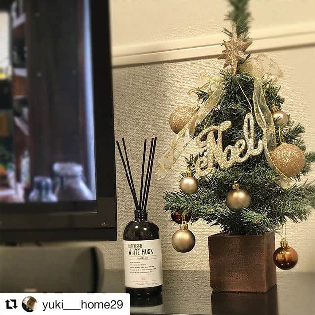 のインスタグラム：「@yuki___home29 さんのシャーメゾンのお部屋。ミニサイズでもクリスマスツリー🎄を飾るだけで、お部屋の華やかさがぐんとアップ✨ . クリスマスシーズンを彩るオーナメントやリースなどもたくさん店舗に並ぶ季節❄️🎉ぜひお好みのものを探してホリデーシーズンならではのインテリアを楽しんでくださいね💕 . #repost #実例 #シャーメゾン #シャーメゾンのお部屋 #積水ハウス #インテリア #賃貸インテリア #スタイリング #シンプルインテリア #クリスマスインテリア #クリスマスデコレーション #クリスマスツリー #shamaison #styling #simple #relax #luxuary #interiordesign #livingroom #kidsroom #homedecor #livestagrammer #roomclip #instahome #christmasinterior #christmasdecor #christmastree」