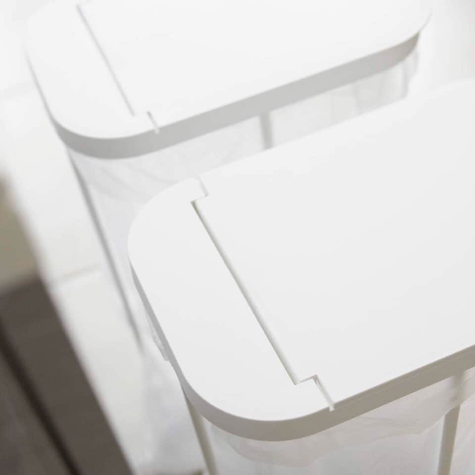 yamazaki_japanさんのインスタグラム写真 - (yamazaki_japanInstagram)「ゴミ袋を掛けて蓋をするだけ！簡易のシンプルなゴミ箱「分別ゴミ袋ホルダー ルーチェ」のご紹介です。 . 袋を掛けてフタをするだけで完成する機能的でスタイリッシュなデザインの簡易ゴミ箱。 枠組みだけなので、ゴミ袋の容量いっぱいまでゴミを捨てることができます。 . 袋を交換するときは、蓋を外して中の袋をサッと手前に引き出すだけなので、ラクに袋の交換が出来ます。 . 同じカラーで複数個並べたら統一感が出てスッキリ。 カラー別で複数個並べて視覚的にすぐにわかるようにしても便利です。 30~40Lサイズのゴミ袋に対応しています。 . ■SIZE：約W22×D33×H55cm . --------------------------------- 山崎実業のコラムサイト「Simple Life Lab.」も運営中◎ 暮らしのアイデアや、漫画ヤマクマちゃんなど様々なコンテンツが掲載されています。 是非ご覧ください。 https://www.yamajitsu.co.jp/lab/ --------------------------------- . #home#LUCE#モノトーンインテリア#スタイリッシュ#キッチン#ゴミ箱#分別#分別ゴミ箱#キッチンゴミ箱#統一感#暮らし#丁寧な暮らし#シンプルライフ#おうち#北欧雑貨#北欧インテリア#シンプル#モダン#便利#おしゃれ #雑貨 #yamazaki #山崎実業」11月29日 17時00分 - yamazaki.home.channel
