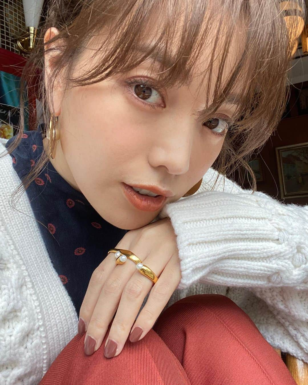 蛯原友里さんのインスタグラム写真 - (蛯原友里Instagram)「・ ・ 気分を上げるときは、やっぱりジュエリー♡ ・ ・ #エルナンエルデス のリング #hernanherdez #celine のピアス」11月29日 16時53分 - yuri_ebihara