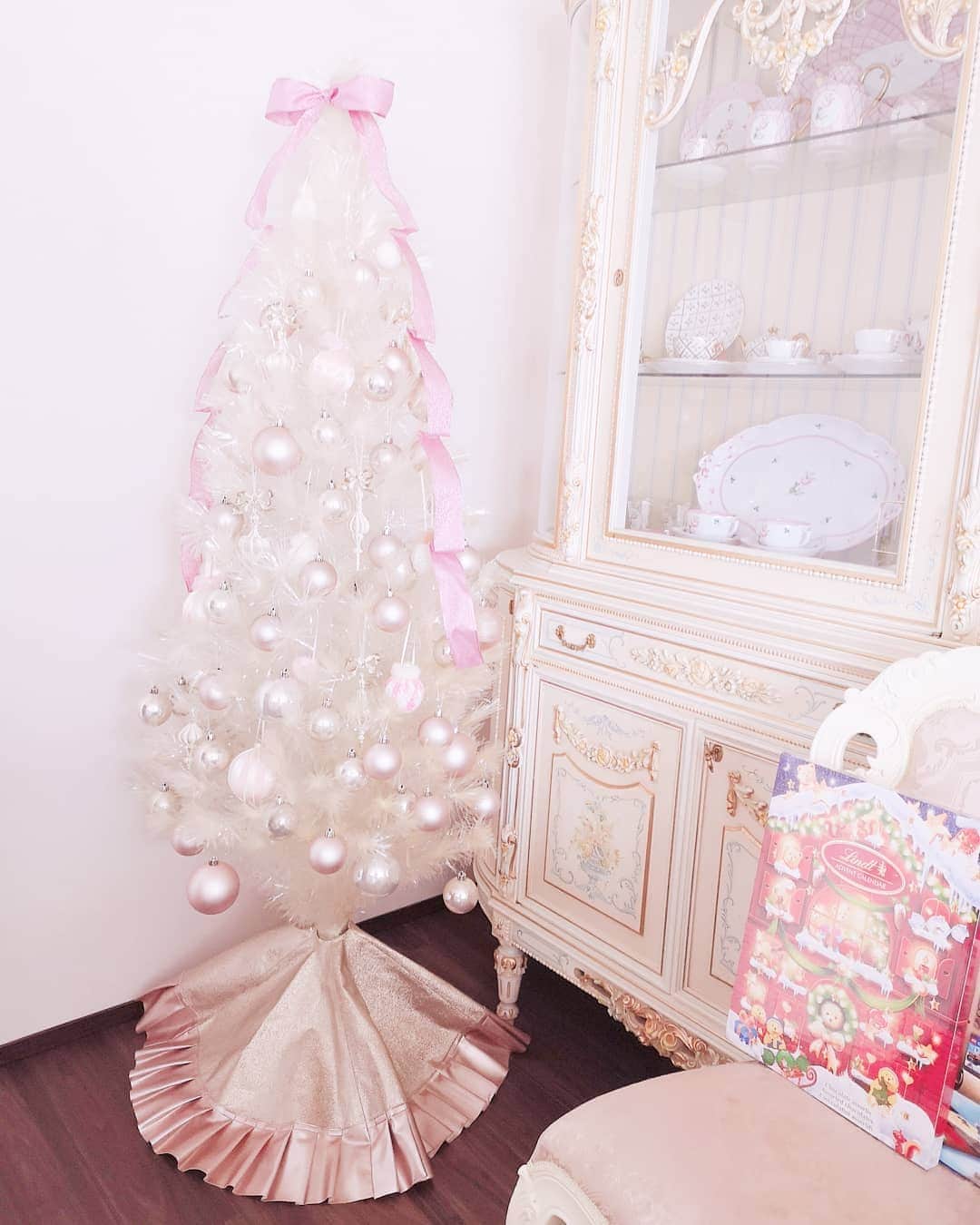 中島彩さんのインスタグラム写真 - (中島彩Instagram)「今年のツリーもやっぱりピンクに💕 少し家具の配置変えたから、ツリーも去年とは違う場所にスタンバイ✨ いよいよ明後日から始めるアドベントカレンダーに息子たちはうきうきしてる様子💕  #クリスマスツリー　#ホワイトツリー　#オーナメント #アドベントカレンダー　#エレガントインテリア」11月29日 16時56分 - aya.n.aya