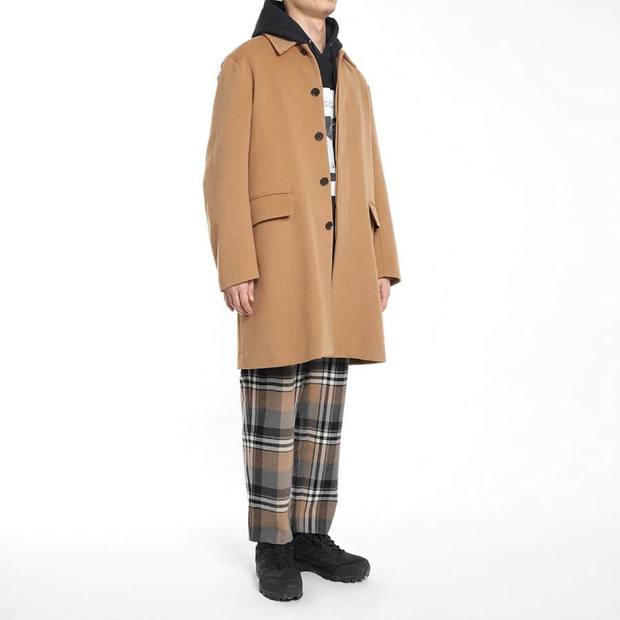 のインスタグラム：「COAT STYLING COLLECTION for HOMME﻿ ﻿ 本格的に冬シーズンにさしかかり、今マストなアイテムとなっている「コート」。﻿ アダム エ ロぺで特におすすめなコートアイテムを使用したスタイリングコレクションをご紹介！﻿ ﻿ @adametrope﻿ @jadorejunonline﻿ #adametrope #coat #outer #styling #mensstyling」