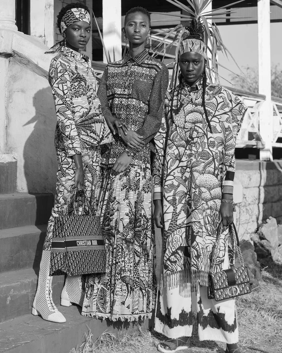 クリスチャンディオールさんのインスタグラム写真 - (クリスチャンディオールInstagram)「For the latest issue of #DiorMagazine, Kenyan artist Sarah Waiswa conjures memories of her childhood to lend voice to @MariaGraziaChiuri's creations from @Uniwaxciv fabric produced in Abidjan, underlining the plurality of cultures that inspired the collection.」11月29日 17時10分 - dior