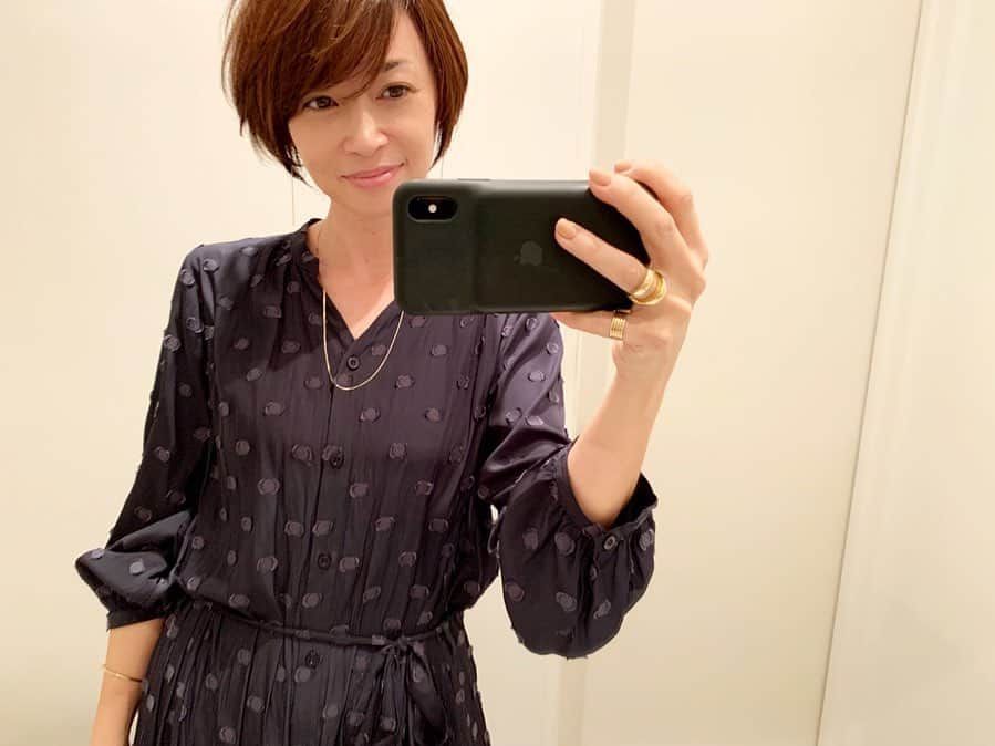 のインスタグラム：「コートやストールの季節なので、襟足さっぱり✂︎ 今日は夜12時〜ショップチャンネル生放送なので、メイクしてませんが…すみません💦 どんなカットになったのか、ぜひショップチャンネルの放送を見てくださいね  #辺見えみり #ショートカット #ショートカット女子」