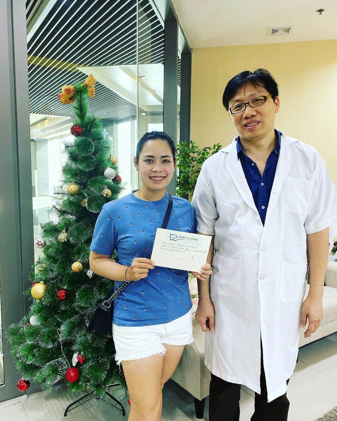 モリヤ・ジュタヌガーンのインスタグラム：「วันนี้มาหาคุณหมอ @t.pana บอกว่าฟันใกล้เสร็จละ😁 แต่ยังไม่เป๊ะพี่ยังไม่ปล่อยไปนะ😓 #ยาวๆไป #momoriya」