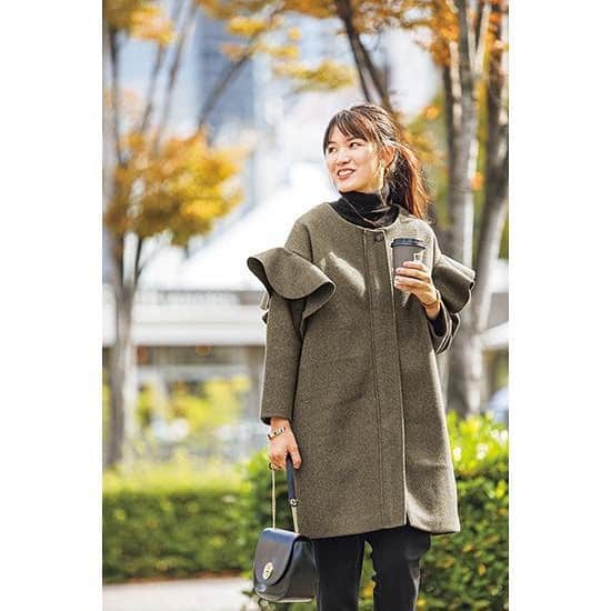 Mart（マート）編集部さんのインスタグラム写真 - (Mart（マート）編集部Instagram)「【Neigeとコラボ！二の腕カバーもできて華奢見え！とびきりかわいいコートができました】﻿ ﻿ 10月号でリボントップスを販売し、大好評だったMart読者に人気のネージュ。今月は多くのリクエストにお応えして、アームのフリルが特徴的なコートをコラボ。Martだけの限定発売です！ ☆ココが別注デザイン☆﻿ ①4cm袖丈を長くしました!﻿ 既存のコートは、ボンディングの薄手タイプで短めの袖だったので、別注は袖を長くし、ウール混に裏地を付けてあたたかさを重視。﻿ ﻿ ②フロントが隠しジップアップに！﻿ サッと着られてすぐに暖かいように、ボタンからジップアップに。前から見るとジップアップが見えずにすっきりと上品に。﻿ ﻿ 色はブラックとカーキブラウンの2色。合わせる服を選ばない黒は女性らしさが出てお出かけにも◎。ワンピースやスカートの丈ともバランスが良く、ほっそりしつつ可愛く見せてくれる主役級のコート。後ろ姿も華やかです。﻿ ﻿ カジュアルをオシャレに見せてくれる万能色のカーキブラウンもおすすめ。両袖のフリルが二の腕や肩をコンパクトに見せる優秀色。﻿ ﻿ スタッフの間でも、「黒が欲しい！」「私はカーキブラウンにする！」「○○さんは黒の方が似合いそう！」と、どちらの色にするか盛り上がった今季いちおしのコートです。﻿ ﻿ ラッフルスリーブ ウールコート ブラック　カーキブラウン フリーサイズ 各¥17,800（税抜） ﻿ 光文社公式通販kokode.jp（@web_kob）のMartコーナーからCheckして！ ﻿ ﻿ ---------------------------------------------﻿ 📍Mart SELECT SHOPの公式Instagramアカウントができました！こちらもぜひフォローしてくださいね💡﻿ ▼▼▼﻿ @mart_select_shop_official ﻿ ﻿ ﻿ #mart #martmagazine #martselectshop #光文社公式通販kokodejp #neige #ネージュ #フリルコート」11月29日 17時07分 - mart.magazine