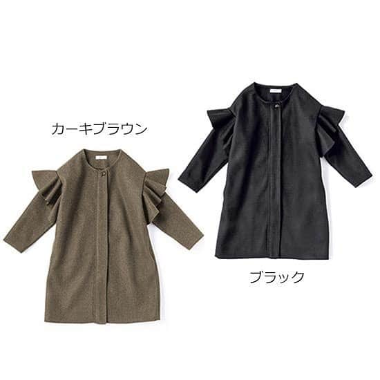 Mart（マート）編集部さんのインスタグラム写真 - (Mart（マート）編集部Instagram)「【Neigeとコラボ！二の腕カバーもできて華奢見え！とびきりかわいいコートができました】﻿ ﻿ 10月号でリボントップスを販売し、大好評だったMart読者に人気のネージュ。今月は多くのリクエストにお応えして、アームのフリルが特徴的なコートをコラボ。Martだけの限定発売です！ ☆ココが別注デザイン☆﻿ ①4cm袖丈を長くしました!﻿ 既存のコートは、ボンディングの薄手タイプで短めの袖だったので、別注は袖を長くし、ウール混に裏地を付けてあたたかさを重視。﻿ ﻿ ②フロントが隠しジップアップに！﻿ サッと着られてすぐに暖かいように、ボタンからジップアップに。前から見るとジップアップが見えずにすっきりと上品に。﻿ ﻿ 色はブラックとカーキブラウンの2色。合わせる服を選ばない黒は女性らしさが出てお出かけにも◎。ワンピースやスカートの丈ともバランスが良く、ほっそりしつつ可愛く見せてくれる主役級のコート。後ろ姿も華やかです。﻿ ﻿ カジュアルをオシャレに見せてくれる万能色のカーキブラウンもおすすめ。両袖のフリルが二の腕や肩をコンパクトに見せる優秀色。﻿ ﻿ スタッフの間でも、「黒が欲しい！」「私はカーキブラウンにする！」「○○さんは黒の方が似合いそう！」と、どちらの色にするか盛り上がった今季いちおしのコートです。﻿ ﻿ ラッフルスリーブ ウールコート ブラック　カーキブラウン フリーサイズ 各¥17,800（税抜） ﻿ 光文社公式通販kokode.jp（@web_kob）のMartコーナーからCheckして！ ﻿ ﻿ ---------------------------------------------﻿ 📍Mart SELECT SHOPの公式Instagramアカウントができました！こちらもぜひフォローしてくださいね💡﻿ ▼▼▼﻿ @mart_select_shop_official ﻿ ﻿ ﻿ #mart #martmagazine #martselectshop #光文社公式通販kokodejp #neige #ネージュ #フリルコート」11月29日 17時07分 - mart.magazine