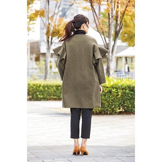 Mart（マート）編集部さんのインスタグラム写真 - (Mart（マート）編集部Instagram)「【Neigeとコラボ！二の腕カバーもできて華奢見え！とびきりかわいいコートができました】﻿ ﻿ 10月号でリボントップスを販売し、大好評だったMart読者に人気のネージュ。今月は多くのリクエストにお応えして、アームのフリルが特徴的なコートをコラボ。Martだけの限定発売です！ ☆ココが別注デザイン☆﻿ ①4cm袖丈を長くしました!﻿ 既存のコートは、ボンディングの薄手タイプで短めの袖だったので、別注は袖を長くし、ウール混に裏地を付けてあたたかさを重視。﻿ ﻿ ②フロントが隠しジップアップに！﻿ サッと着られてすぐに暖かいように、ボタンからジップアップに。前から見るとジップアップが見えずにすっきりと上品に。﻿ ﻿ 色はブラックとカーキブラウンの2色。合わせる服を選ばない黒は女性らしさが出てお出かけにも◎。ワンピースやスカートの丈ともバランスが良く、ほっそりしつつ可愛く見せてくれる主役級のコート。後ろ姿も華やかです。﻿ ﻿ カジュアルをオシャレに見せてくれる万能色のカーキブラウンもおすすめ。両袖のフリルが二の腕や肩をコンパクトに見せる優秀色。﻿ ﻿ スタッフの間でも、「黒が欲しい！」「私はカーキブラウンにする！」「○○さんは黒の方が似合いそう！」と、どちらの色にするか盛り上がった今季いちおしのコートです。﻿ ﻿ ラッフルスリーブ ウールコート ブラック　カーキブラウン フリーサイズ 各¥17,800（税抜） ﻿ 光文社公式通販kokode.jp（@web_kob）のMartコーナーからCheckして！ ﻿ ﻿ ---------------------------------------------﻿ 📍Mart SELECT SHOPの公式Instagramアカウントができました！こちらもぜひフォローしてくださいね💡﻿ ▼▼▼﻿ @mart_select_shop_official ﻿ ﻿ ﻿ #mart #martmagazine #martselectshop #光文社公式通販kokodejp #neige #ネージュ #フリルコート」11月29日 17時07分 - mart.magazine