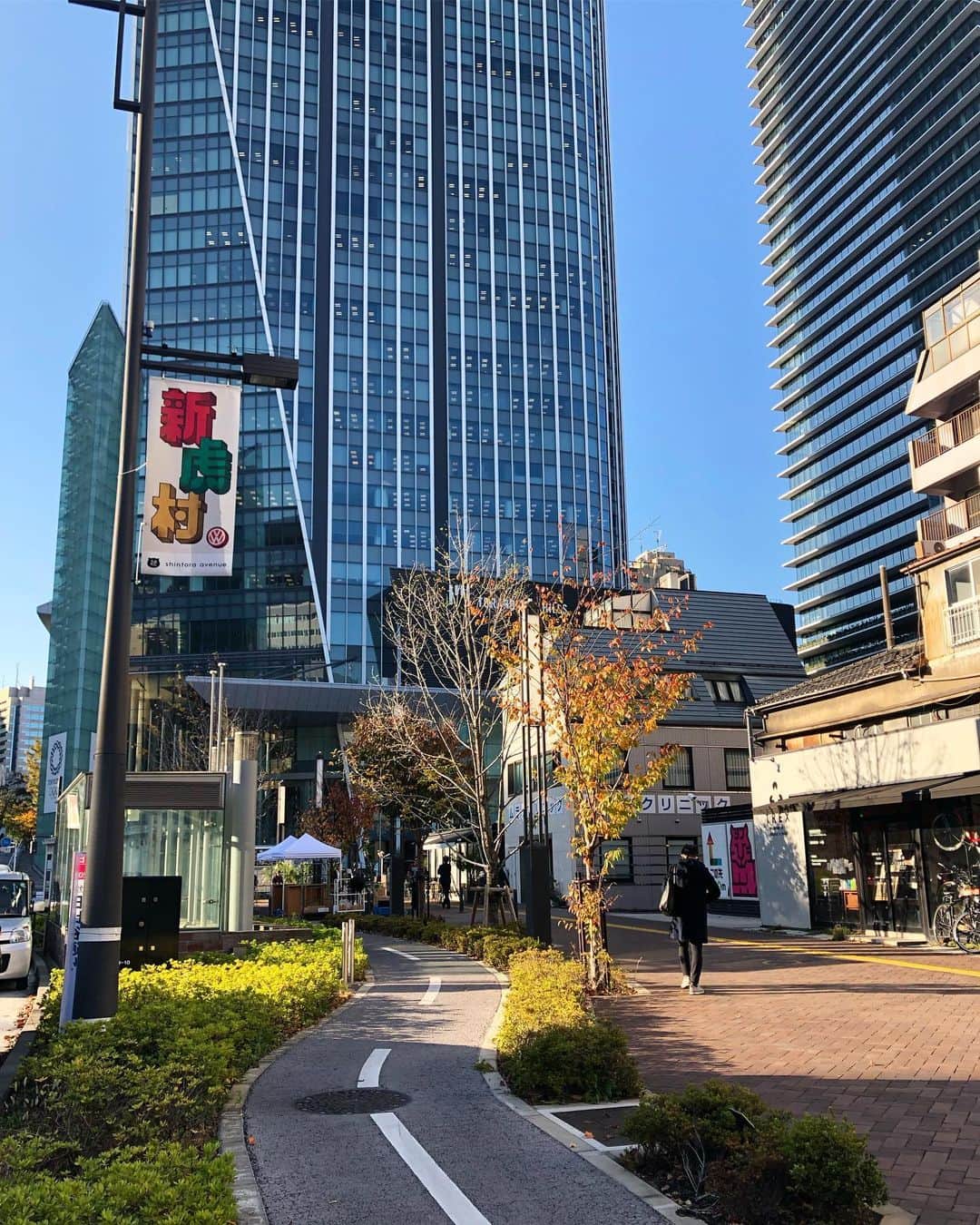 フォルクスワーゲンさんのインスタグラム写真 - (フォルクスワーゲンInstagram)「クリスマスまで一か月を切りました！以前紹介したように、新虎ヴィレッジではクリスマスフォトスポットをオープン！実はこのフォトプロップス、正面から写真を撮るとすごく立体的に見えるのに、こんなに薄いんです！！等身大フォトプロップスでたくさん写真を撮りに来てください！自由にプロップスを移動させることもできます！ さらに、新虎通りはクリスマスストリートフラッグでいっぱい！これで新虎通りも一気にクリスマスムードです。  #新虎ヴィレッジ #Shintoravillage #新虎村 #新虎 #Shintora #新橋 #虎ノ門 #虎ノ門ヒルズ #新虎通り #フォトプロップス #フォトスポット #インスタ映え #フォトグラフィー #クリスマス #メリークリスマス #ストリートフラッグ #冬 #Volkswagen #VW #フォルクスワーゲン #ワーゲン」11月29日 17時13分 - vw_japan