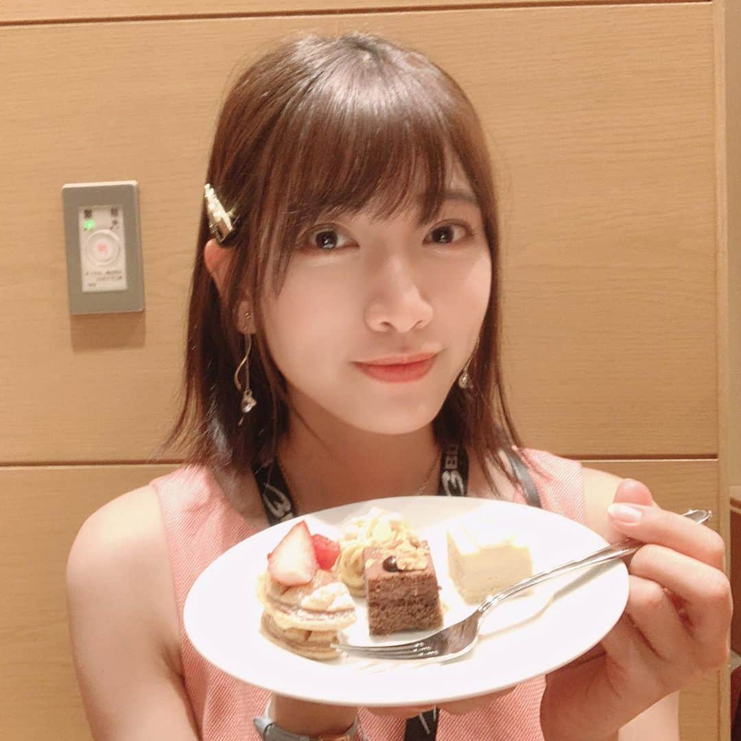 小林亜実さんのインスタグラム写真 - (小林亜実Instagram)「. BODYMAKERさんの立食パーティでデザート食べたときの🧁🍮🍰🥮🍩💕 . .」11月29日 17時15分 - koami112