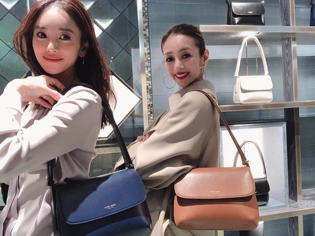 大桑マイミのインスタグラム：「昨夜は＜GIORGIO ARMANI LA PRIMA LAUNCH PARTY＞へ 新作のGiorgio Armani la Prima 素敵でした。シンプルで美しいデザインで機能的。どんなシーンでも🤫 大活躍しちゃいます。 中身開けてびっくり。私の重要メイク道具リップもしっかりしまえちゃうリップポケットもあり。 色も豊富で様々表情みせてくれます。 #GALaPrima @armani」