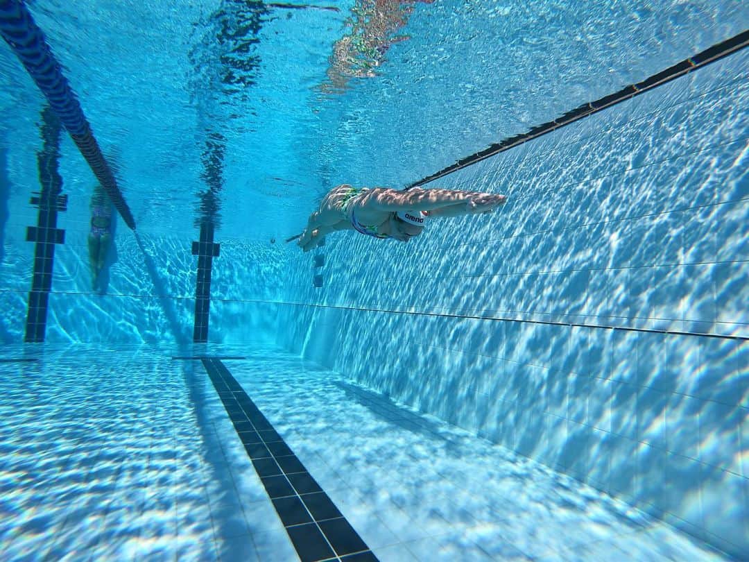 エミリー・シーボームのインスタグラム：「I’m one pool kid  #backtoswimming #goldcoast #water #athlete #swimming」