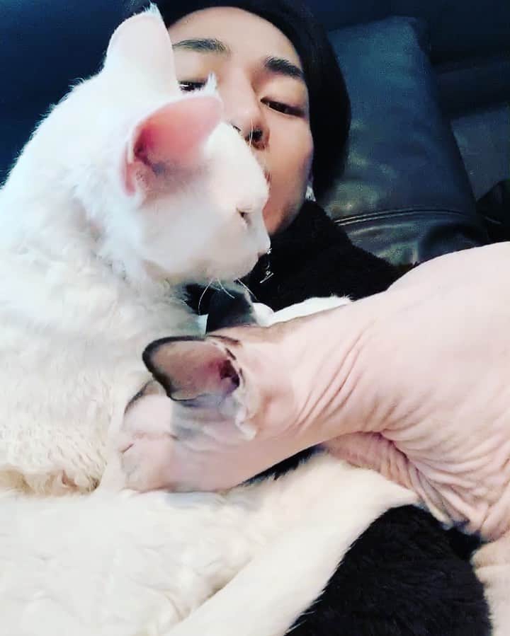 BamBam のインスタグラム：「오랜만이지 애들아 ㅜㅜ 아빠 바빴어 ㅜㅜ」