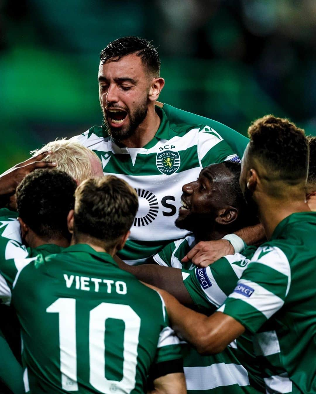 ヤニク・ボラシエさんのインスタグラム写真 - (ヤニク・ボラシエInstagram)「What A Feeling 😃 3 Big Points & Qualified For Next Stages ✔️ @europaleague big up the Maestro Performance from @brunofernandes.10 😎! WE KEEP PUSHING!!! 🦁💚 #YYB」11月29日 17時17分 - yannickbolasie