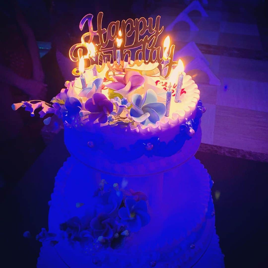 のインスタグラム：「夫のお誕生日会を、夫が経営してるホテルのレストランにて従業員達に祝ってもらいました。 ・ ホテルのスタッフたちに、グループ会社の社員達も集まってくれて、今年も賑やかでした✨ ・ 去年も同じレストランでお祝いしてもらいましたが、今年はさらにパワーアップ! ・ 恒例の歌やダンスなどなど、色々楽しませてくれましたよ。 ・ 企画から運営まではリーダーのネハとスネハが担当。 ・ 司会進行には、日本人スタッフの梅ちゃんが担当。頑張ってくれてました。 ・ パーティーのスタッフ全員の為のお料理はシェフのマンスールが用意してくれました。 ・ 忙しい中、来てくれたスタッフにも感謝です🙏 ・ ホテル従業員だけでも66人。他にもある会社のスタッフも入れると90人ほどのスタッフが在籍しております。日本人スタッフからも、外国人従業員達にも慕われて愛されてる夫は凄いなぁと思います😌 ・ 朝には、子供達4人がビデオレターを作って送ってくれました✨ ・ いいスタッフ達と、家族がいて幸せです🥰 ・ #お誕生日会 #おめでとう #ホテル経営 #ドバイ #ドバイ生活 #dubai」