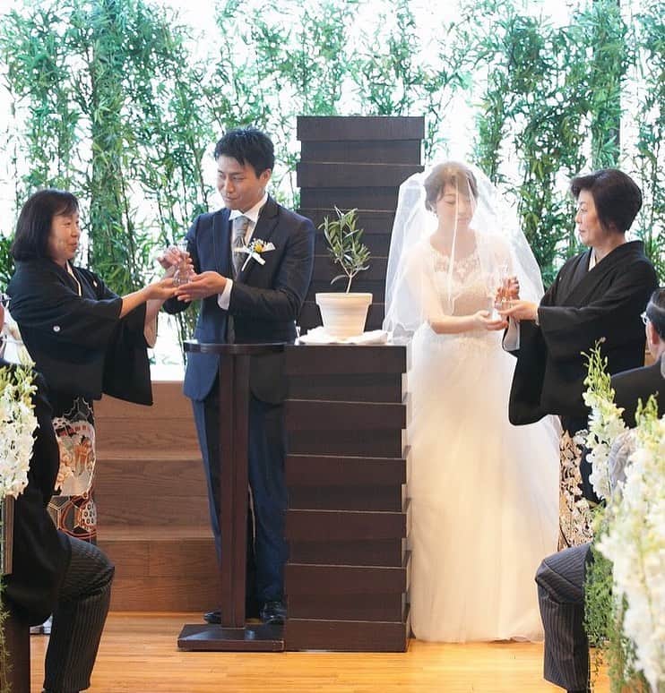 KIYOMIZU京都東山 公式さんのインスタグラム写真 - (KIYOMIZU京都東山 公式Instagram)「@kiyomizu_kyoto_higashiyama をフォローして、 『#kiyomizu京都東山』 『#kiyomizu花嫁』 『#スタイルズ花嫁』 をつけて投稿してくださいね＊ . ［#水合わせの儀］ 夫婦の木と呼ばれるオリーブの木に おふたりで水を注いで 新しい家族の誕生をお祝いしませんか？* . ---------------------- . ▼ブライダルフェアの予約は インスタのTOPからcheck⚐ ＞＞＞ @kiyomizu_kyoto_higashiyama. #スタイルズ花嫁 #dress #kyoto #kiyomizu #wedding #weddingdress #ウェディングドレス #ウェディングレポ #チャペル #ブライダルフェア #プレ花嫁 #卒花 #披露宴 #日本中のプレ花嫁さんと繋がりたい #結婚式 #結婚式場 #結婚式準備 #京都 #京都花嫁#関西花嫁  #marryxoxo #Dressy花嫁 #maricuru #maricuru卒花アンバサダー #水合わせの儀 #挙式演出」11月29日 17時26分 - kiyomizu_kyoto_higashiyama