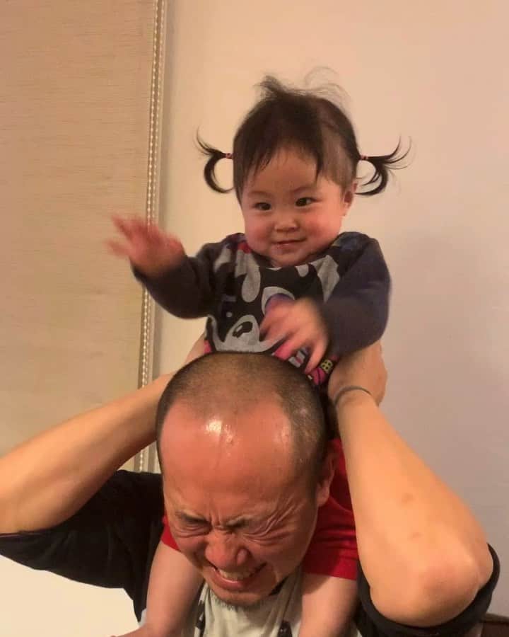 若林翔子のインスタグラム：「* *  大好きすぎる動画載せてもいいですか🤣🤣 あーもーこれ何回でも見れちゃう😂  #父さん大好きっこ #父さんの頭もはやおもちゃ #こちらの父さんめちゃめちゃセンスのいい食器作ってます」