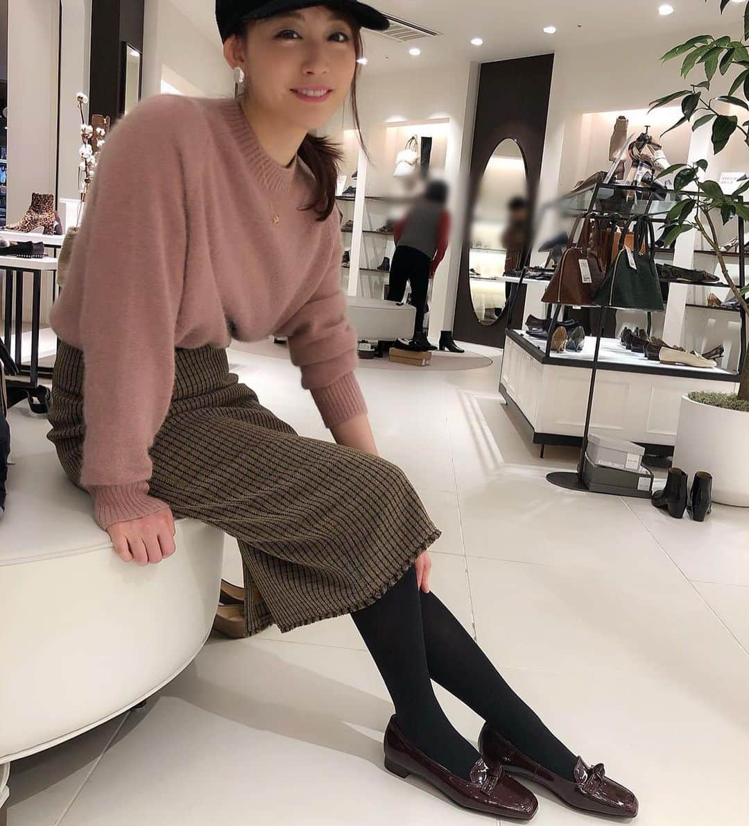 新井恵理那さんのインスタグラム写真 - (新井恵理那Instagram)「クリスマスはキラキラの靴で迎えたい♪と、靴を新調しに行きました！(o^^o) 黒タイツでもいいけど、このこげ茶のローファーと合わせて同じ色のタイツにしてみるとぐっとおしゃれ度上がったかな？(#^.^#) #odetteeodile #新井恵理那 #centforce」11月29日 17時22分 - elina_arai