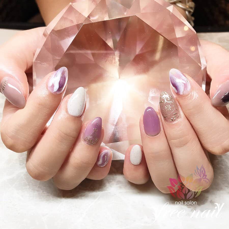 free nail フリーネイルのインスタグラム：「. お客様ネイル💅🏻👑 . くすみパープルネイル💜✨ . 女性らしいニュアンス👸🏻💫 . ご来店ありがとうございました🙇🏻‍♀️🙇🏻‍♀️🙇🏻‍♀️💗 . #ネイルアート #ジェルネイル #ネイルサロン #大阪ネイルサロン #ネイルデザイン #ネイルチェンジ #ニュアンスネイル #マーブルネイル #メタリックネイル #メタリックライナー #手書きアート #パープルネイル #くすみネイル #デザインネイル #トレンドネイル #上品ネイル #シンプルネイル #秋ネイル #autumnnails #nailsart #nailsdid #美甲 #日式美甲 #日式美甲胶 #日本美甲师 #日本美甲老师 #美甲上课 #日本胶 #フリーネイル #freenail」