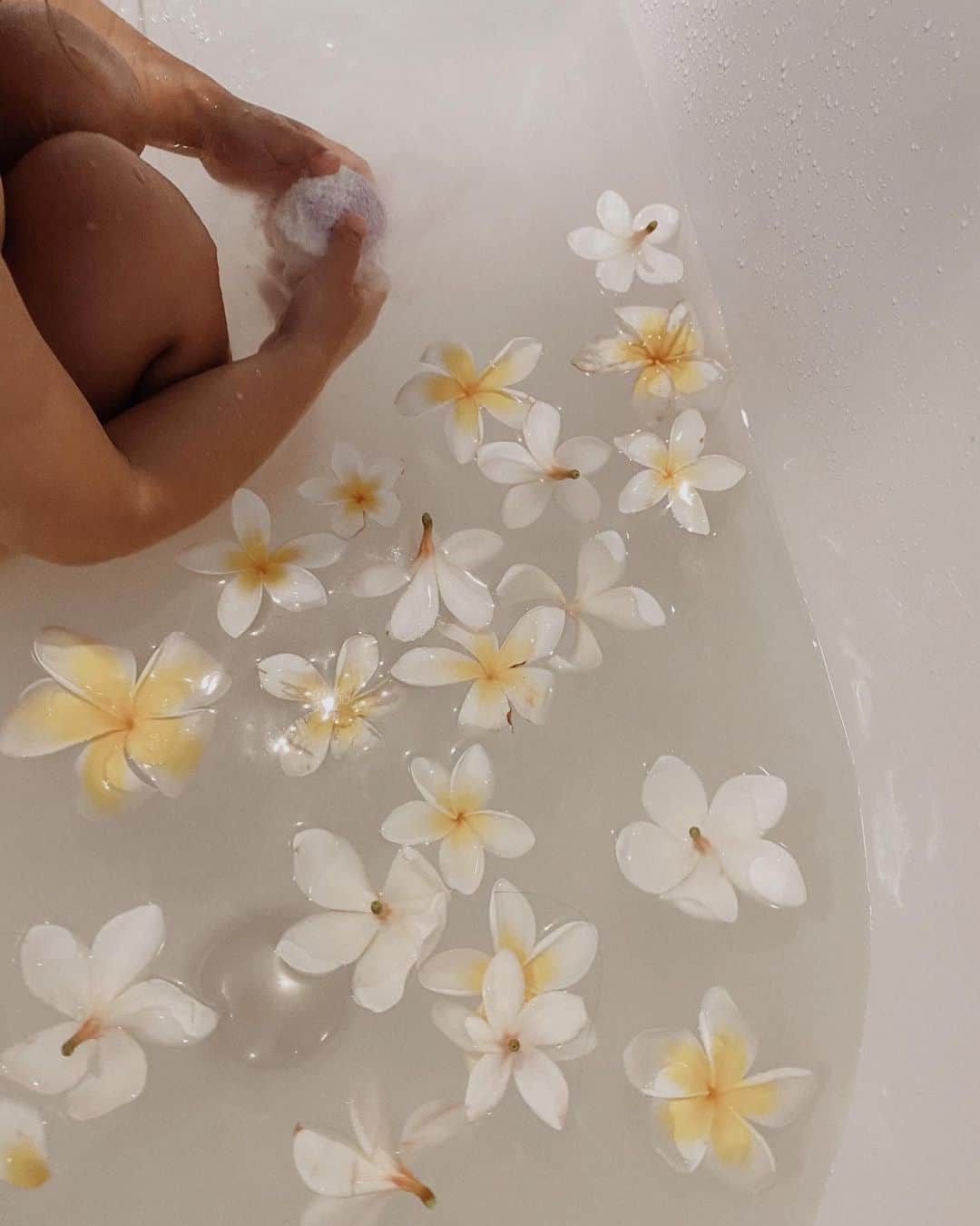 山中美智子さんのインスタグラム写真 - (山中美智子Instagram)「娘がひろったお花を入れて お風呂入りました 🛁  何が1番楽しかった？ってきいたら、シェル集めたの🐚😆 と言っています♡」11月29日 17時30分 - alexiastam1988