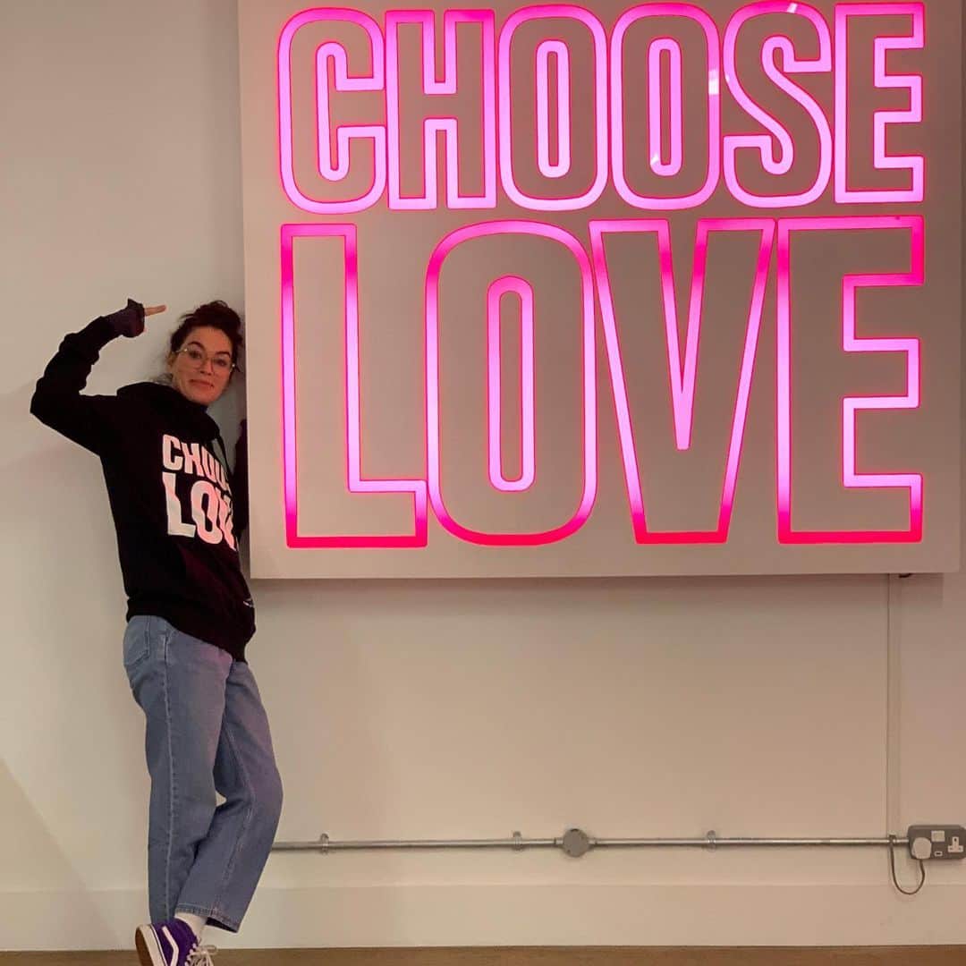 レナ・ヘディのインスタグラム：「DO IT ... CHOOSE LOVE .. come shop with us ... TODAY FROM 9am .. 47-49 Neal street 😍」