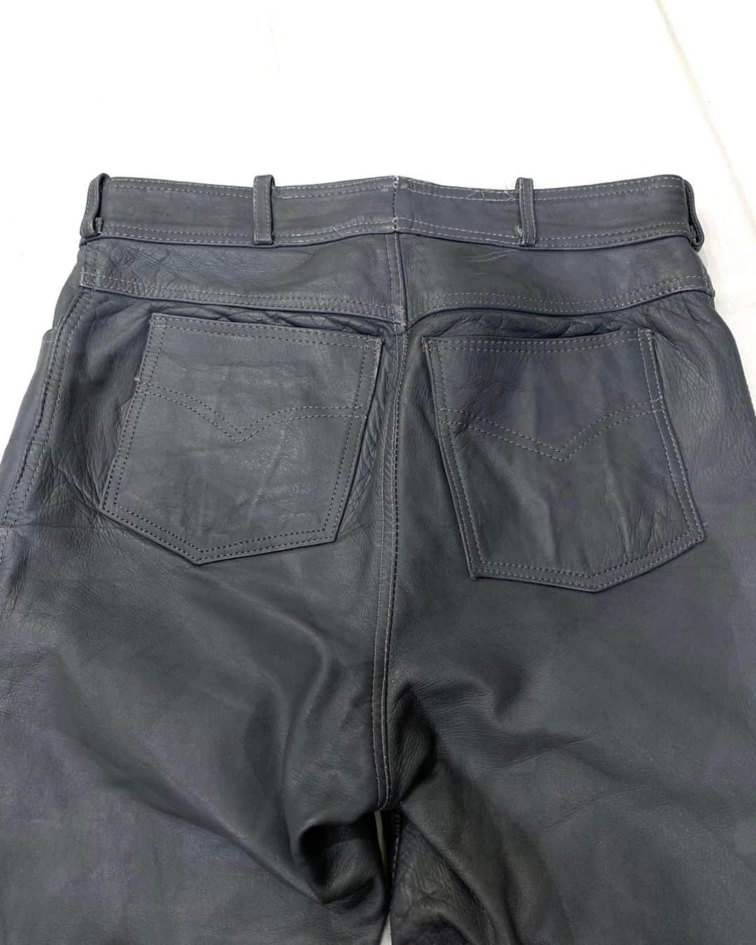 ジャムルさんのインスタグラム写真 - (ジャムルInstagram)「Leather pants ¥5900+tax ウエスト　82cm 全長　101.5cm 股下　71.5cm 裾幅　20cm . 通販も可能です。 お問い合わせはお電話で承ります。 .  #お問い合わせはお電話で承ります #jammru #osaka  #fashion  #streetstyle  #streetfashion  #vtg  #vintage  #used  #usedclothing  #古着 #古着屋 #ファッション #70s #80s #90s#leatherpants」11月29日 17時33分 - jammru