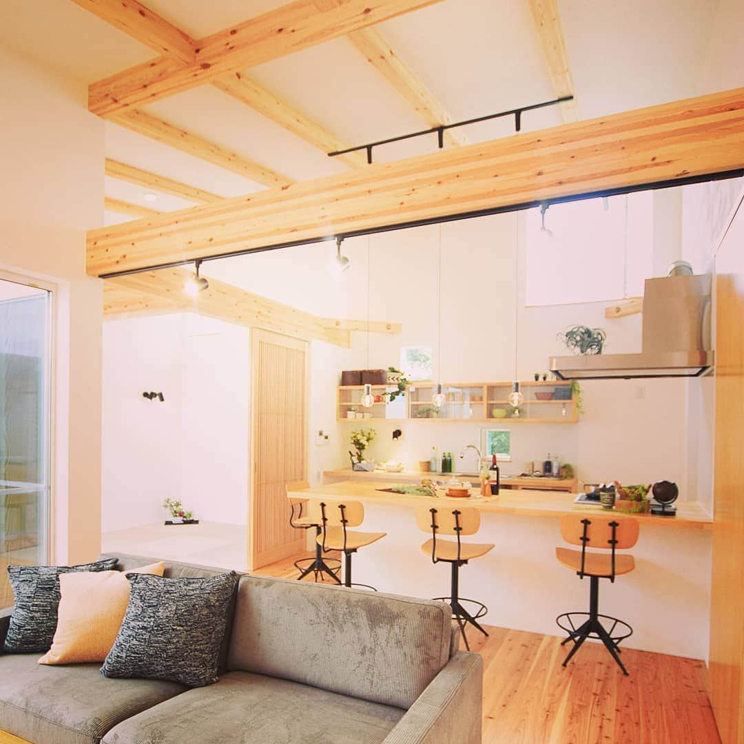 東洋ホームさんのインスタグラム写真 - (東洋ホームInstagram)「中庭のある平屋。  リビングとウッドデッキが暮らしの中心です。 冬は暖かい光と夏にはさわやかな風をお家へ取り込みます🍀 *° ／ モデルハウス詳細＆ご予約はこちら @toyohome_event ＼ *° #平屋 #平屋の家 #平屋暮らし #畳リビング #勾配天井 #梁 #木の家具 #吹き抜けリビング #吹き抜け #吹き抜けのある家 #あらわし梁 #キッチンカウンター #キッチン背面収納 #無垢床 #塗り壁のお家 #宮崎注文住宅 #東洋ホーム #toyohome #instahouse #instahome」11月29日 17時45分 - toyohome_miyazaki