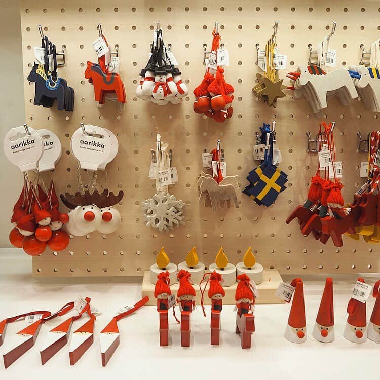 chiyo1173さんのインスタグラム写真 - (chiyo1173Instagram)「⭐︎⭐︎⭐︎ #松屋銀座 で開催されている #北欧フェア　に行ってきました🇸🇪 ・ ・ お洒落で可愛いらしい北欧雑貨や食器などが揃う、 7階のスキャンデックスには、クリスマスの雑貨が沢山！ #nordikanisse のサンタクロースの置物や(写真1、2枚目)、#aarikka のクリスマスオーナメント(写真3枚目)が可愛いかったな♡ ・ ・ #georgjensen のラグジュアリー感漂うゴールドのオーナメントも、とても素敵でした(写真6枚目)✨✨ 人気の#klippan のブランケットも、 種類豊富にありましたよ(写真8枚目)。 ・ ・ ひと通り雑貨を見て楽しんだ後は、地下1階の#ロバーツコーヒー のジンジャーシナモンラテと#アンデルセン のデニュッシュを買って、さくっとお茶しました☕️(写真10枚目) ・ ・ 松屋銀座の北欧フェアは、 12月3日(火)まで松屋銀座対象売り場にて開催中。 素敵な北欧の商品が他にも沢山あったので、 是非足を運んでみてくださいね。 ・ ・ #matsuyaginza #銀座#ginza #北欧#北欧インテリア#北欧雑貨#北欧デザイン #松屋銀座北欧フェア#PR」11月29日 17時43分 - chiyo1173