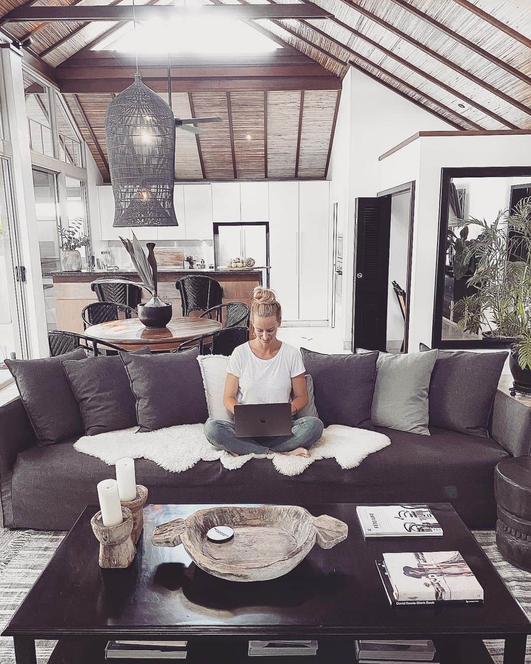 サマンサウィルスのインスタグラム：「At my all time favourite creative sanctuary @byron_beach_abodes this weekend, working on the final edits of my book 😰... Send wine. And tim tams. And tequila. -SWx」