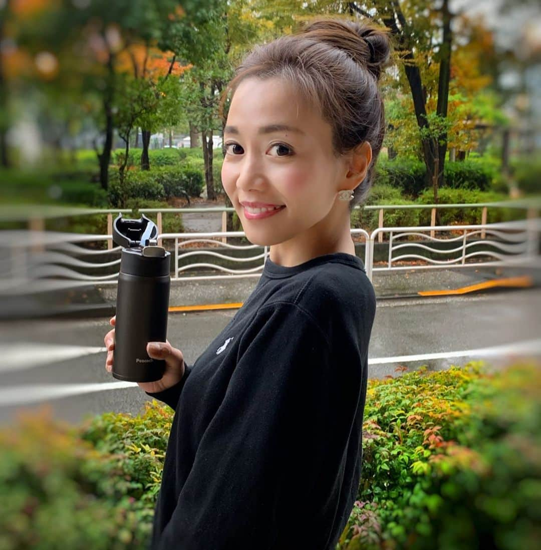 福山唯さんのインスタグラム写真 - (福山唯Instagram)「ウォーキングやランニングをする時のお供🍁✨ . . ストロータイプの水筒♡♡ ストロータイプだと、止まって頭を傾けて飲む。をしなくても良いので、ペースを乱すことなく水分補給ができるからとっても使いやすい🙆‍♀️♫ . . 保冷専用の作りでしっかりと保冷できから冷たくて美味しい飲み物がいつでも飲めるよ❄️ . . #running #walking #waterbottle #水筒 #魔法瓶 #ピーコック魔法瓶 #ボトル　#マグボトル　#マグ　#マイボトル　#ストロー #タンブラー #ピーコック　#ステンレスボトル　#運動　👟✨」11月29日 17時45分 - yuifukuyama