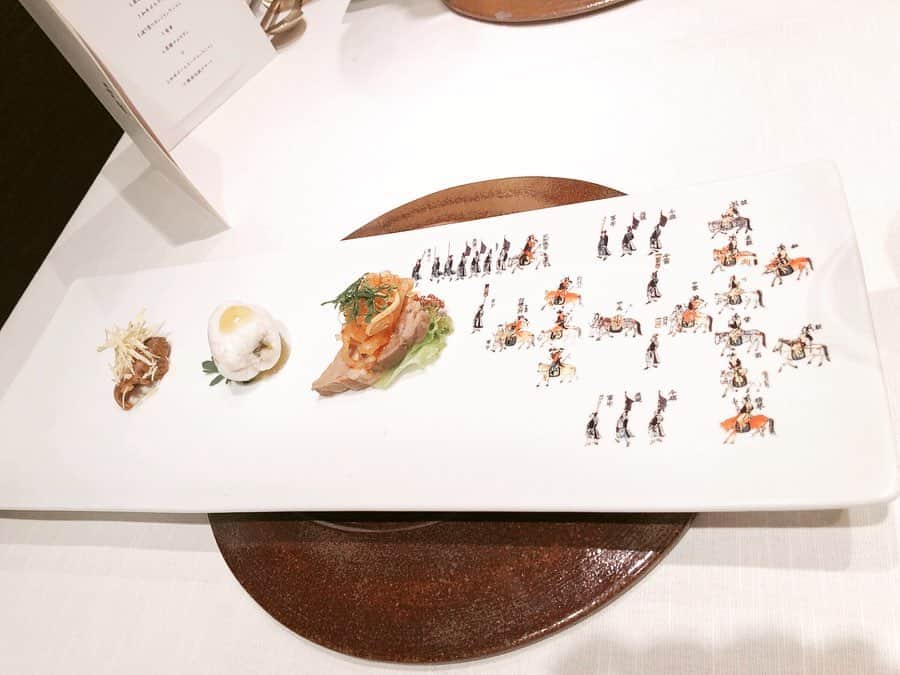 畑山亜梨紗のインスタグラム：「あまり、家庭にはないお皿。 チャプチェは並べてあったよ。  #尹家　#韓国料理」