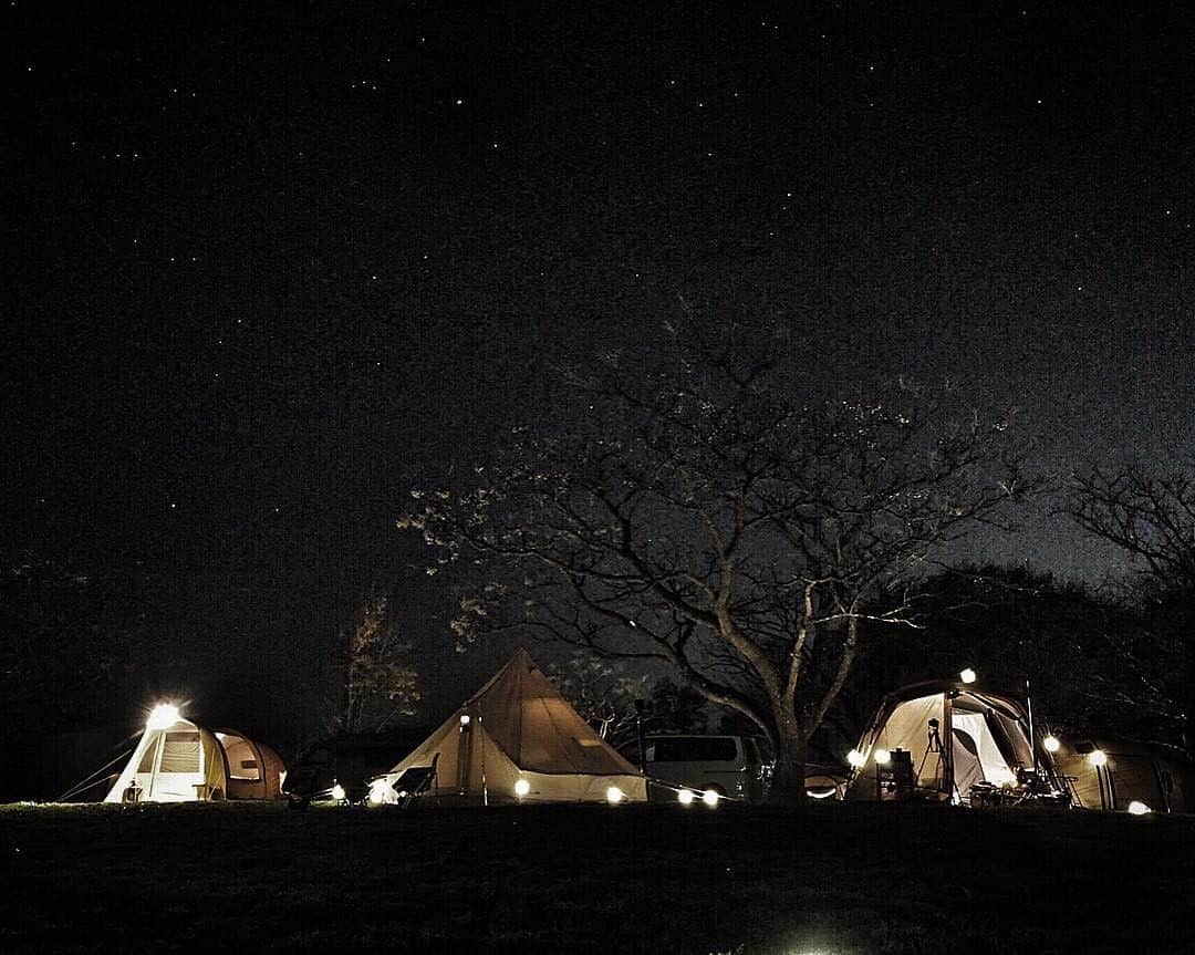 KANEBO OFFICIALさんのインスタグラム写真 - (KANEBO OFFICIALInstagram)「TWINKLE TWINKLE 降り注ぐ星空に包まれて。 Beneath a ceiling of sparkling stars. 写真提供：@oliver_r13 #camp #camping #camper #camplife #forest #refresh #beautiful #familyday #outdoor #starrynight #starrysky #nightsky #winter #artofjapan #キャンプ #キャンプ好き #アウトドア部 #暮らしを楽しむ #休日 #休日の楽しみ #休日の過ごし方 #夜空 #イマソラ #森林  #リラックス #星空 #星空キャンプ #星空フォト #kaneboglobal #kanebo」11月29日 17時46分 - kaneboofficial