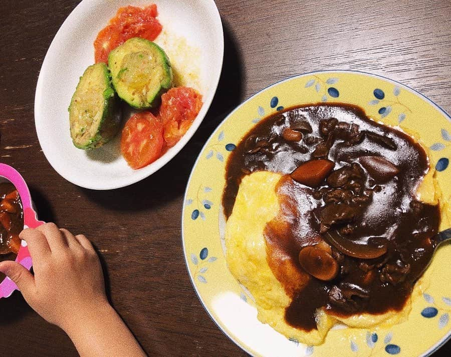 小島梨里杏さんのインスタグラム写真 - (小島梨里杏Instagram)「夜ご飯は甥っ子も姉の旦那さんも一緒に。  #お姉ちゃんに尽くす日② #こじきっちん #ハヤシライス #たまごとじ #マッシュルームが欠かせない #焼きアボカドチーズ #焼きトマト添え  出来上がったごはん並べてたら、‪「こりゃーただものではない」って言ってくれた。甥っ子よ、おもしろすぎ。そのあとも高級だ、特別だねとか。めちゃ褒めてくれるじゃん。。 大したものじゃないけれど、おばちゃんはまんまと嬉しくなりました。みんなもりもり食べてくれてよかったぁ。  みんなお腹空く時間だね。 ちゃんとごはんは食べるのだよ😐🙏🏻🍚🥢✨」11月29日 17時48分 - r_riria