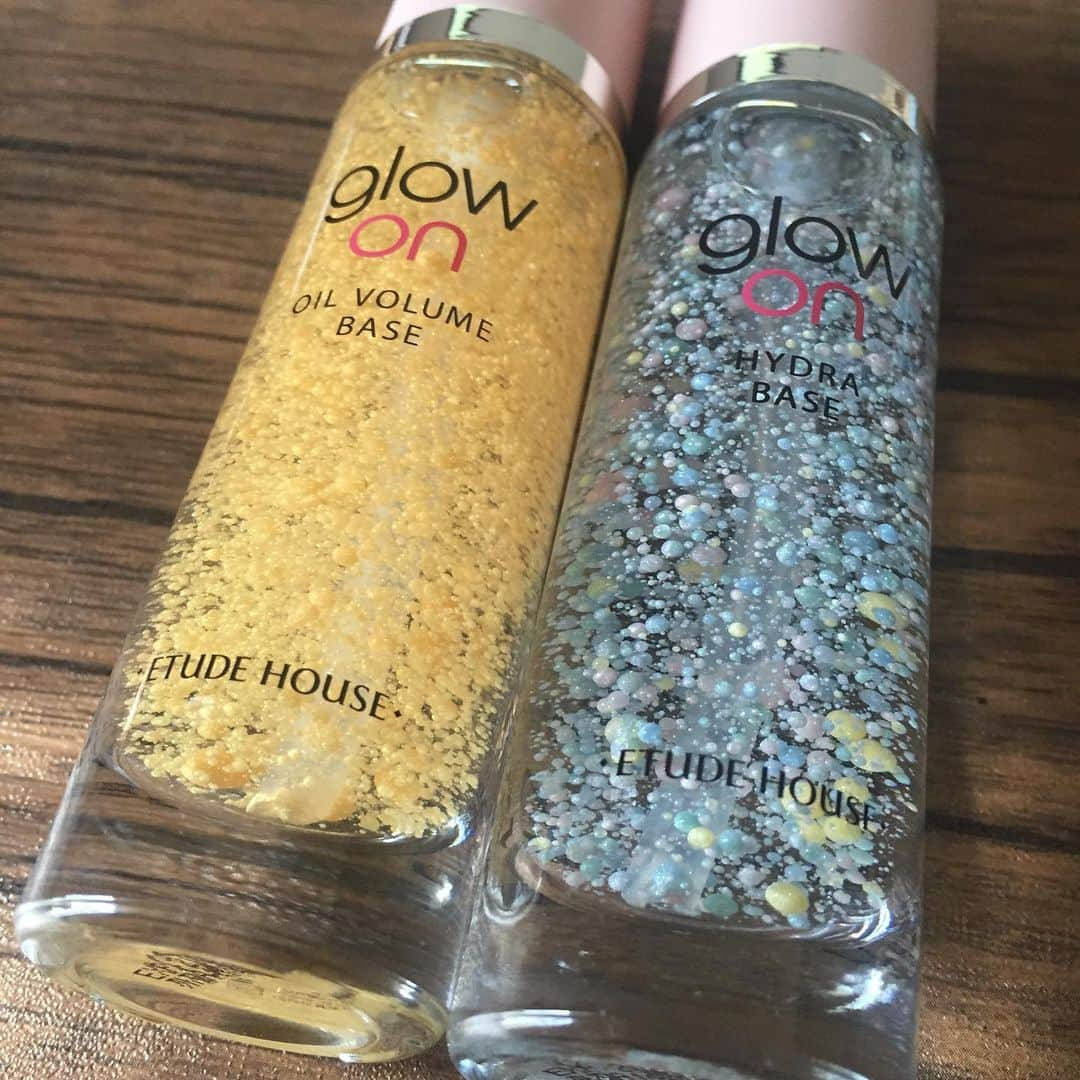 宮川紗麻亜さんのインスタグラム写真 - (宮川紗麻亜Instagram)「🌻 ETUDE HOUSEの GLOWON HYDRABASEとGLOWON OIL VOLUMEBASE💎✨ ✴︎ 使ってるのがなくなっちゃったから〜 韓国にちょうど旅行に行ってる〜！！！という後輩に買ってきてもらった😜 この時ばかりは、先輩という地位を使ってしまった！笑 ありがとう💝  今の時期は乾燥するのでオイルボリュームベースがおススメ！！！ 夏はハイドロベースを使ってまーす🤙 2000円しないでこのクオリティは優秀な下地💕 #glowonhydrabase #glowonoilvolumebase #etudehouse #エチュードハウス #韓国コスメ #korea #韓国 #美容大国 #beauty #cosmetic #diamond #pearl #ruby #gold #美容 #化粧下地 #makeup #beautyinstructor」11月29日 17時50分 - sunflower__summer