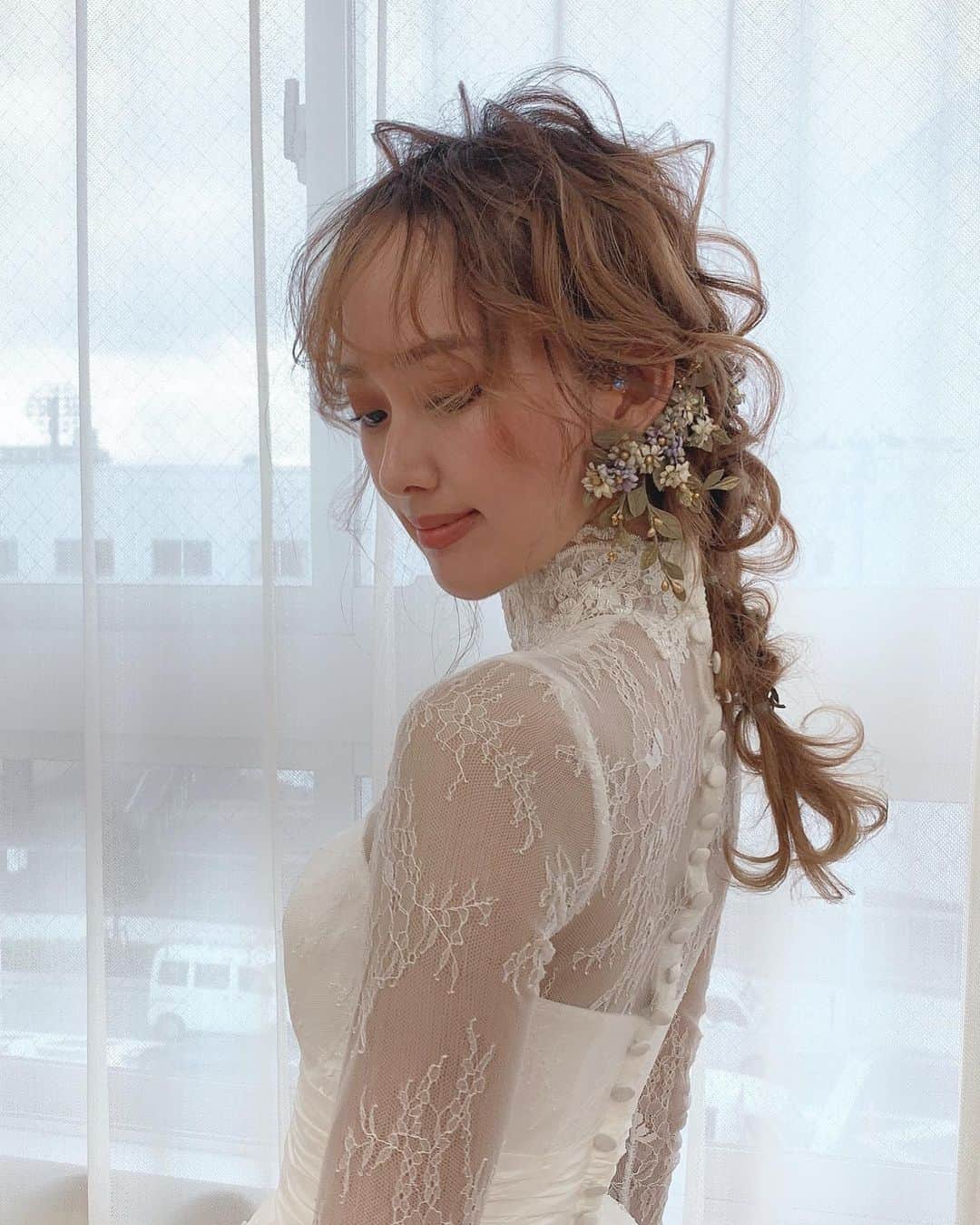 RabichePowのインスタグラム：「AJC編みおろし会幹部ヘアーショー . バタバタで撮ったから 画質めっちゃ悪いしくらいですが お気に入りなので載せちゃう♡ . 初めての作り方したし 質感も最初にバサバサ〜って手でして 崩してみましたー . バサっとさせたかったから♡ . . @nc_arpeggio  アルペジオさんのアクセが最強に可愛いでしょー . トップの中間につけてこの馴染みというか デザイン邪魔しないのはさすがです♡ . 今後この飾りもわたしの出張ヘアメイクを ご依頼の花嫁様にはお使い頂けるようにしようと思ってます😊 . アルペジオさんのイヤーフックは 本当にブライダルシーンには 必須アイテム♡ . 写真うつりも実物も可愛さが 格段にあがる〜❤️テンションもあがる〜❤️ . わたしは滋賀へ行って参ります🚆 . #rabichepow#日本編みおろし会副会長#ヘアメイク#ブライダル」